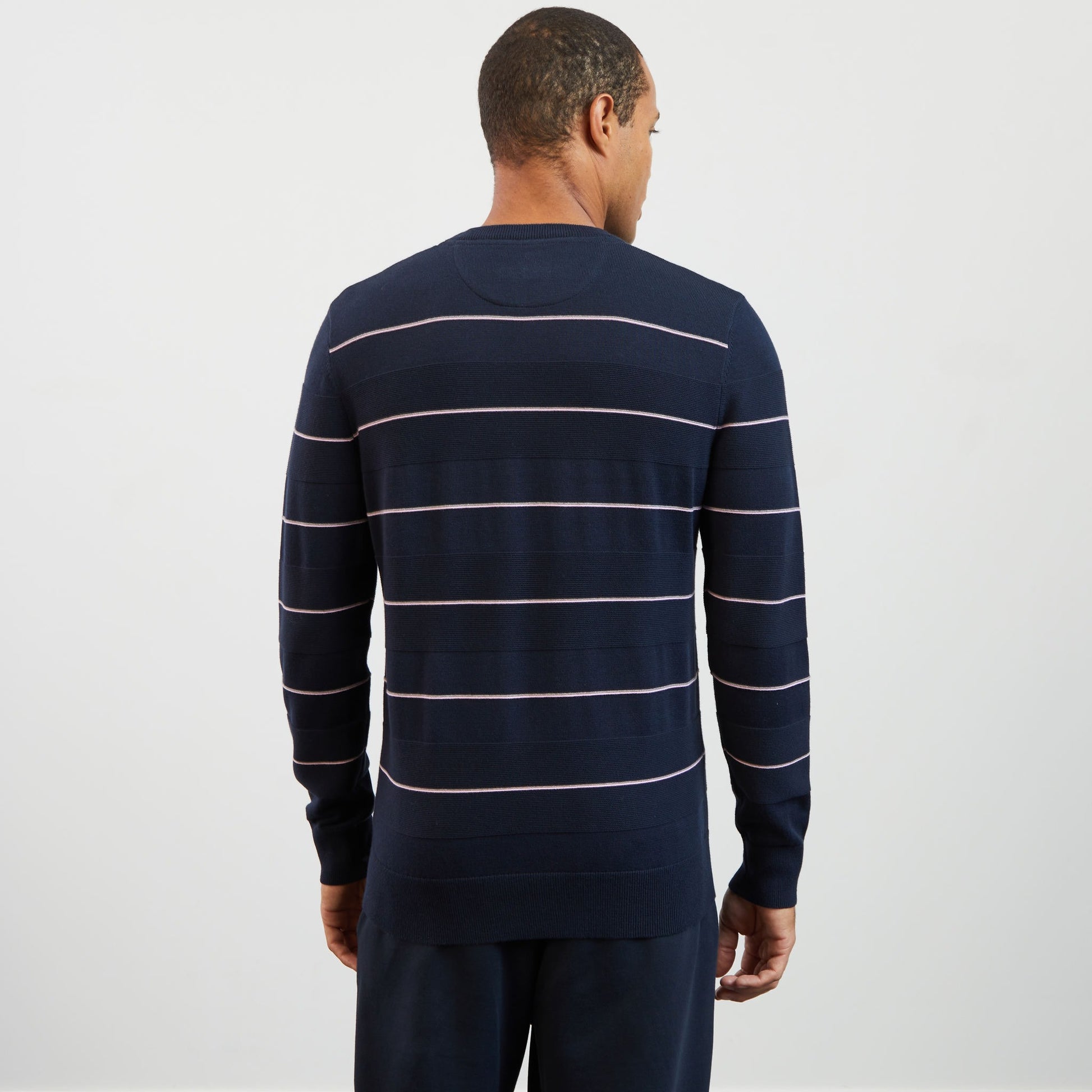 Pull bleu foncé à rayures fantaisies