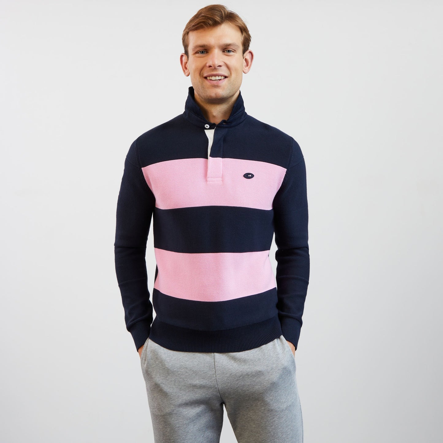Pull bleu marine à rayures fantaisies