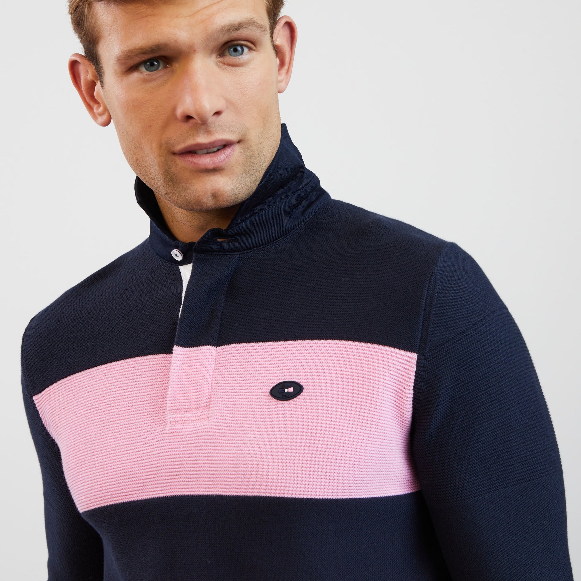 Pull bleu marine à rayures fantaisies