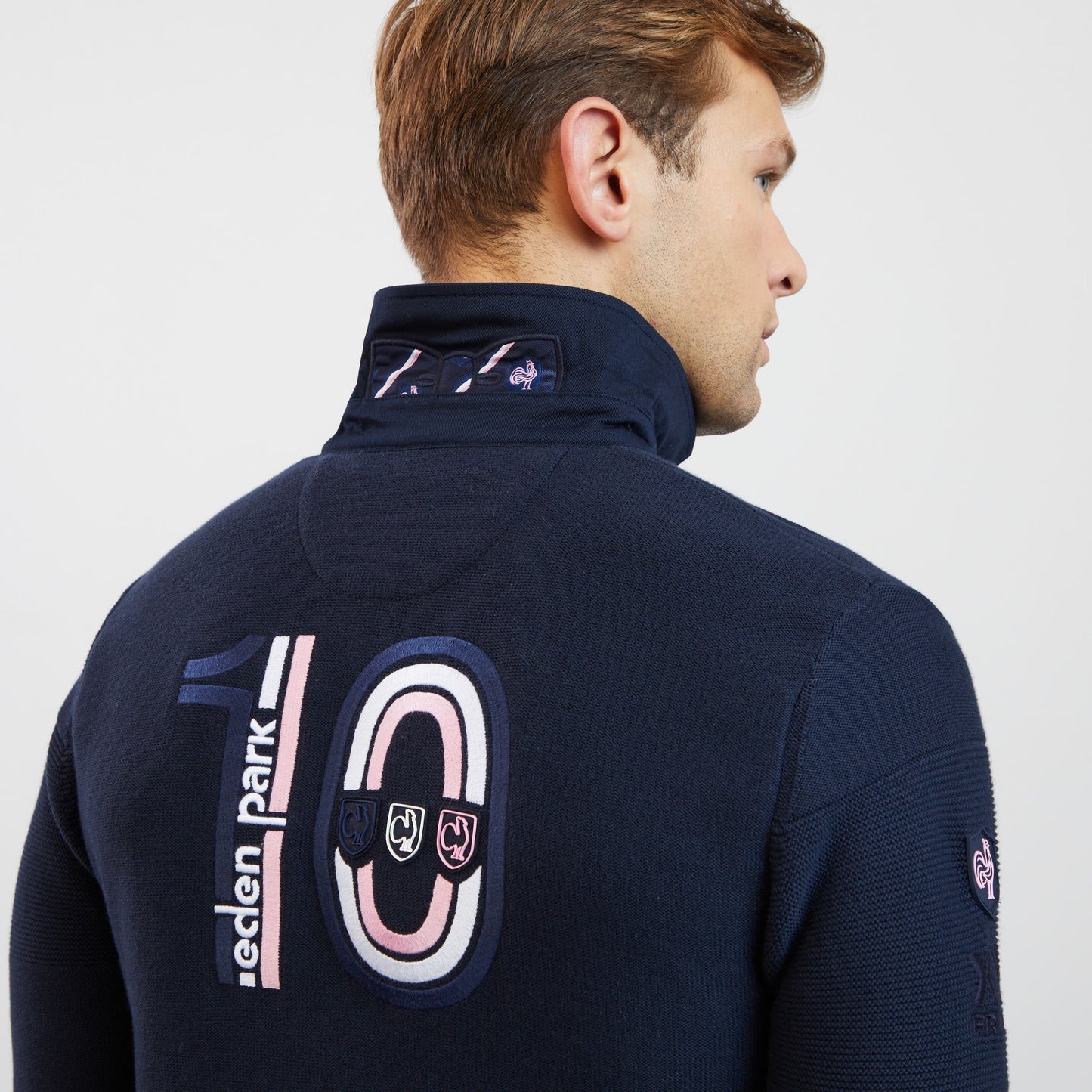 Pull bleu marine à rayures fantaisies