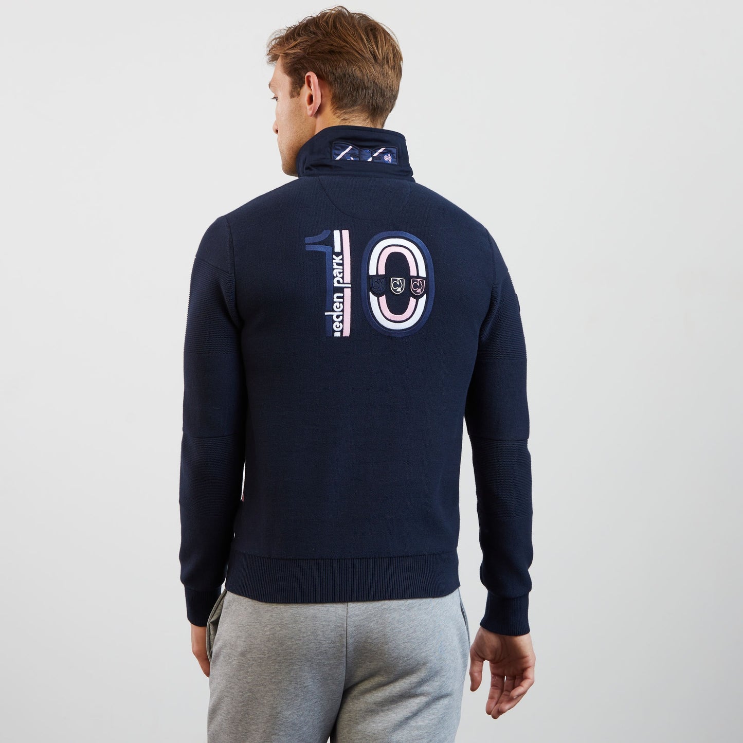 Pull bleu marine à rayures fantaisies