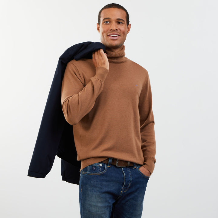 Pull marron en laine à col roulé