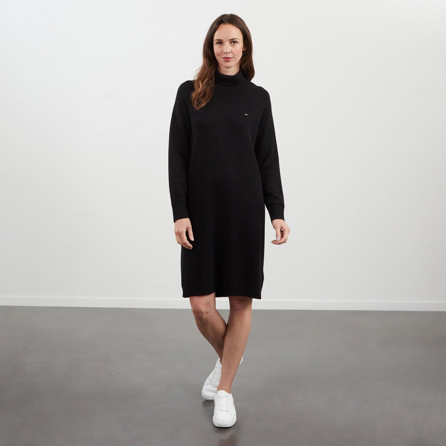 Robe noire en maille à col montant
