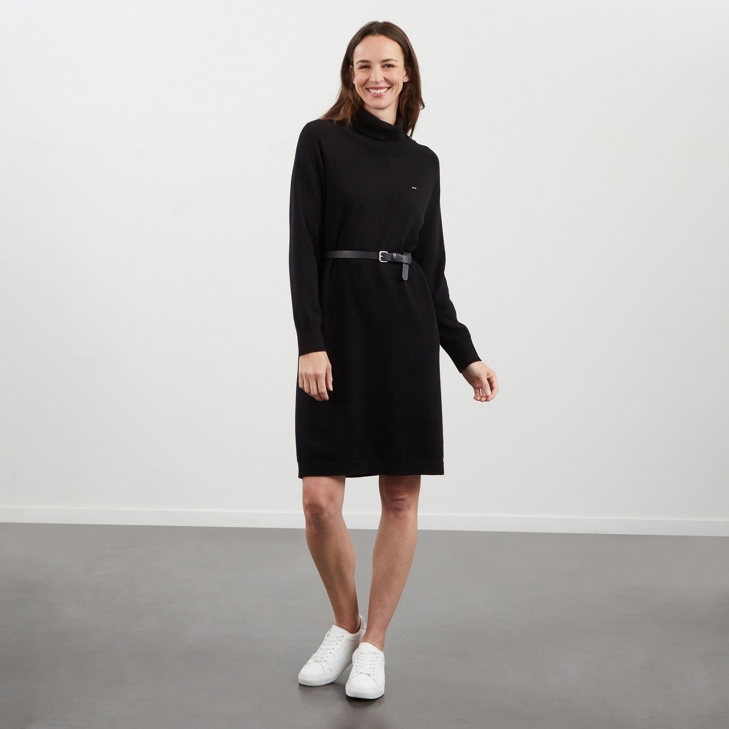 Robe noire en maille à col montant
