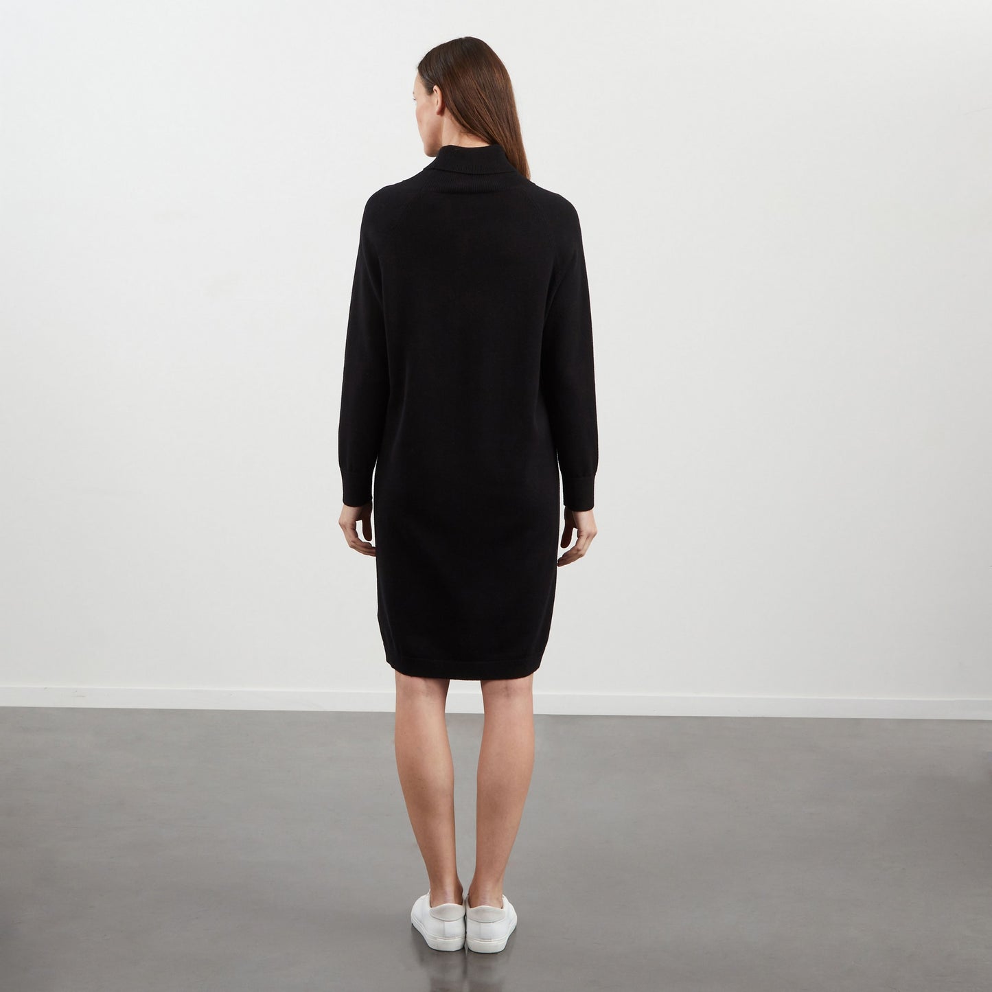 Robe noire en maille à col montant