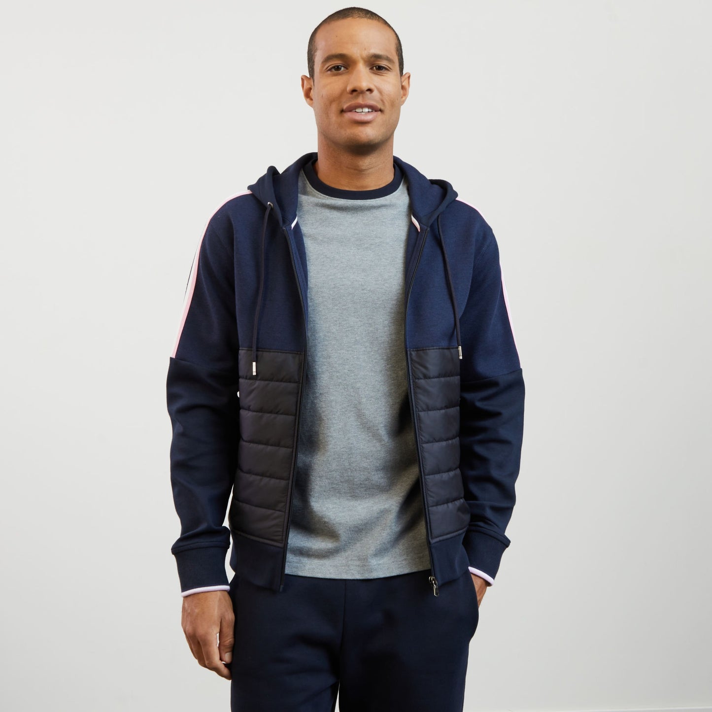 Sweat bleu foncé bimatière à détails tricolores