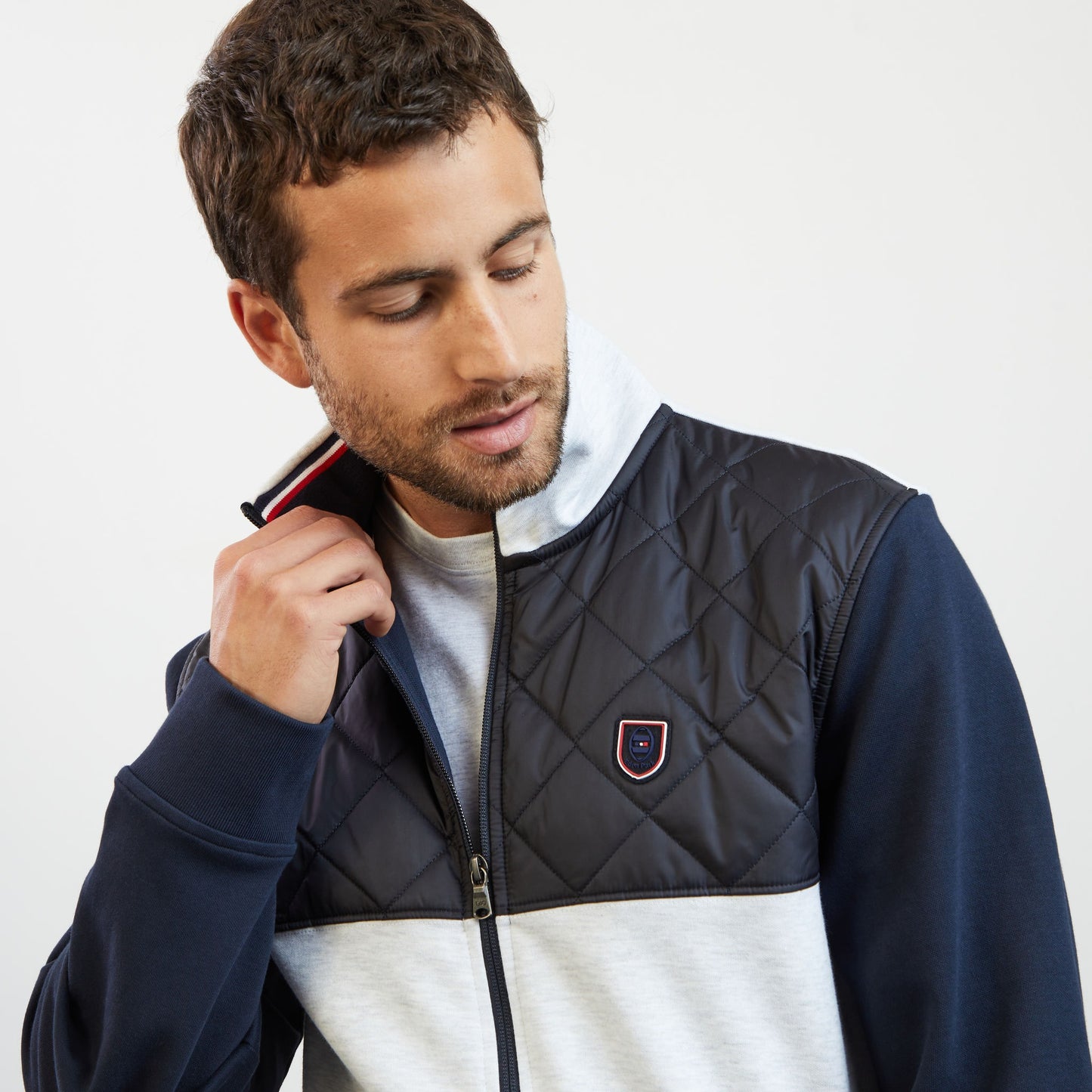 Sweat gris clair zippé bimatière à détails tricolores