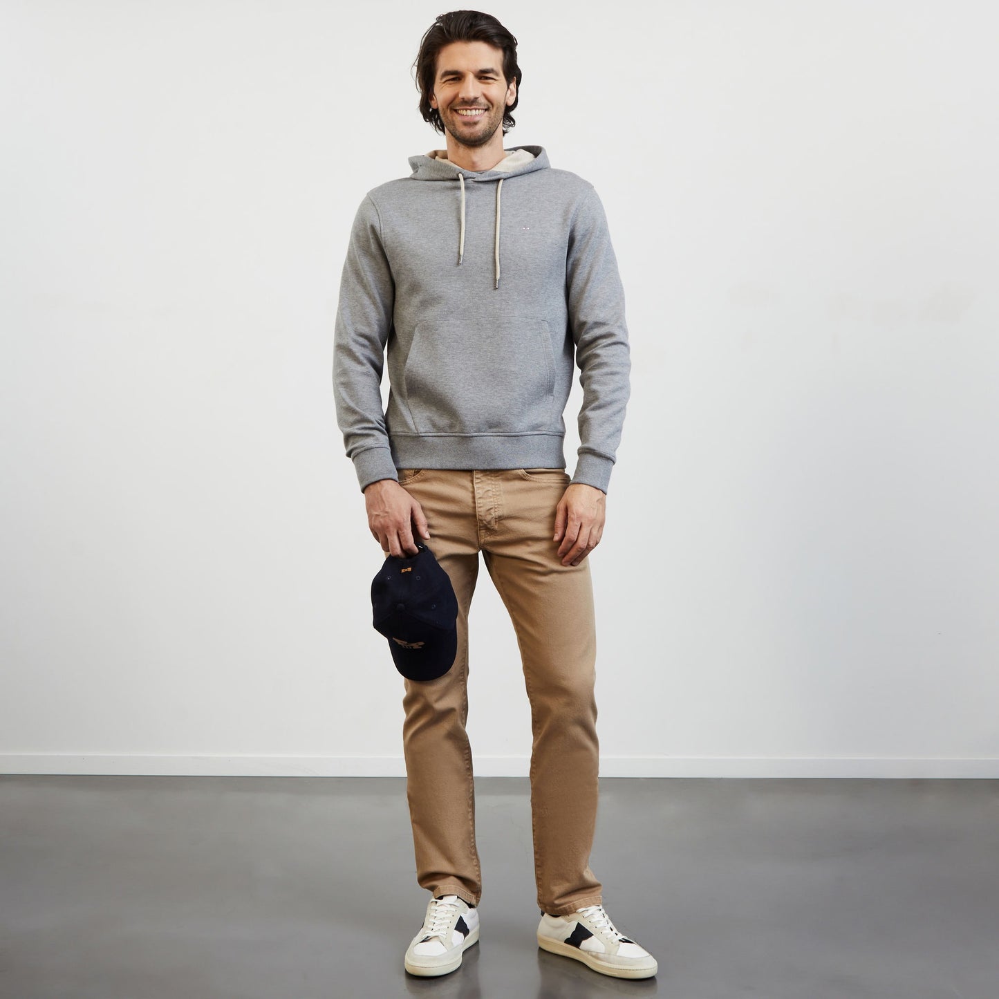 Sweat gris à capuche