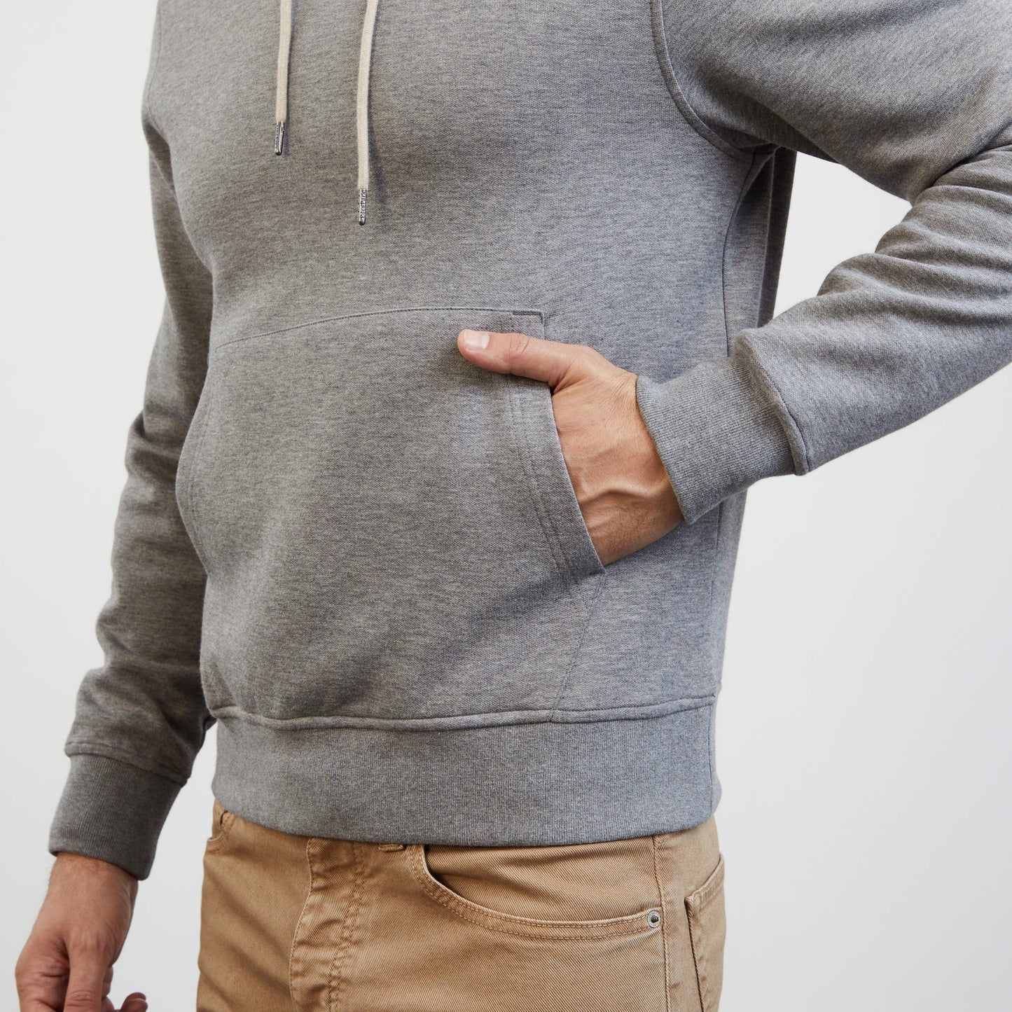 Sweat gris à capuche