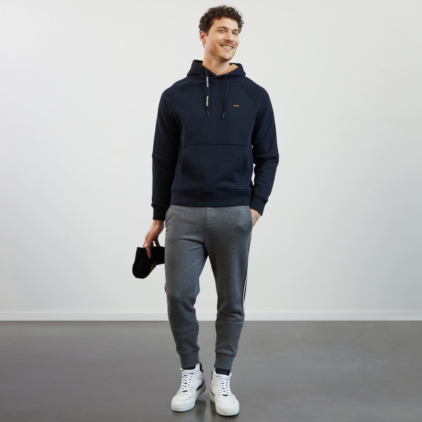 Sweat bleu foncé à capuche détails Eden Park flockés