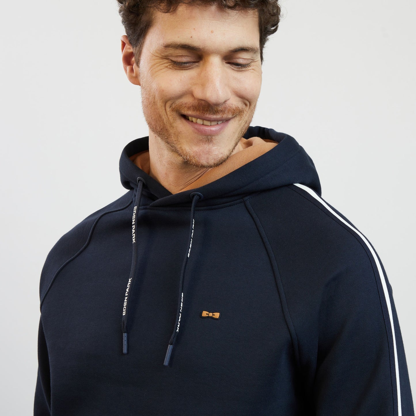 Sweat bleu foncé à capuche détails Eden Park flockés