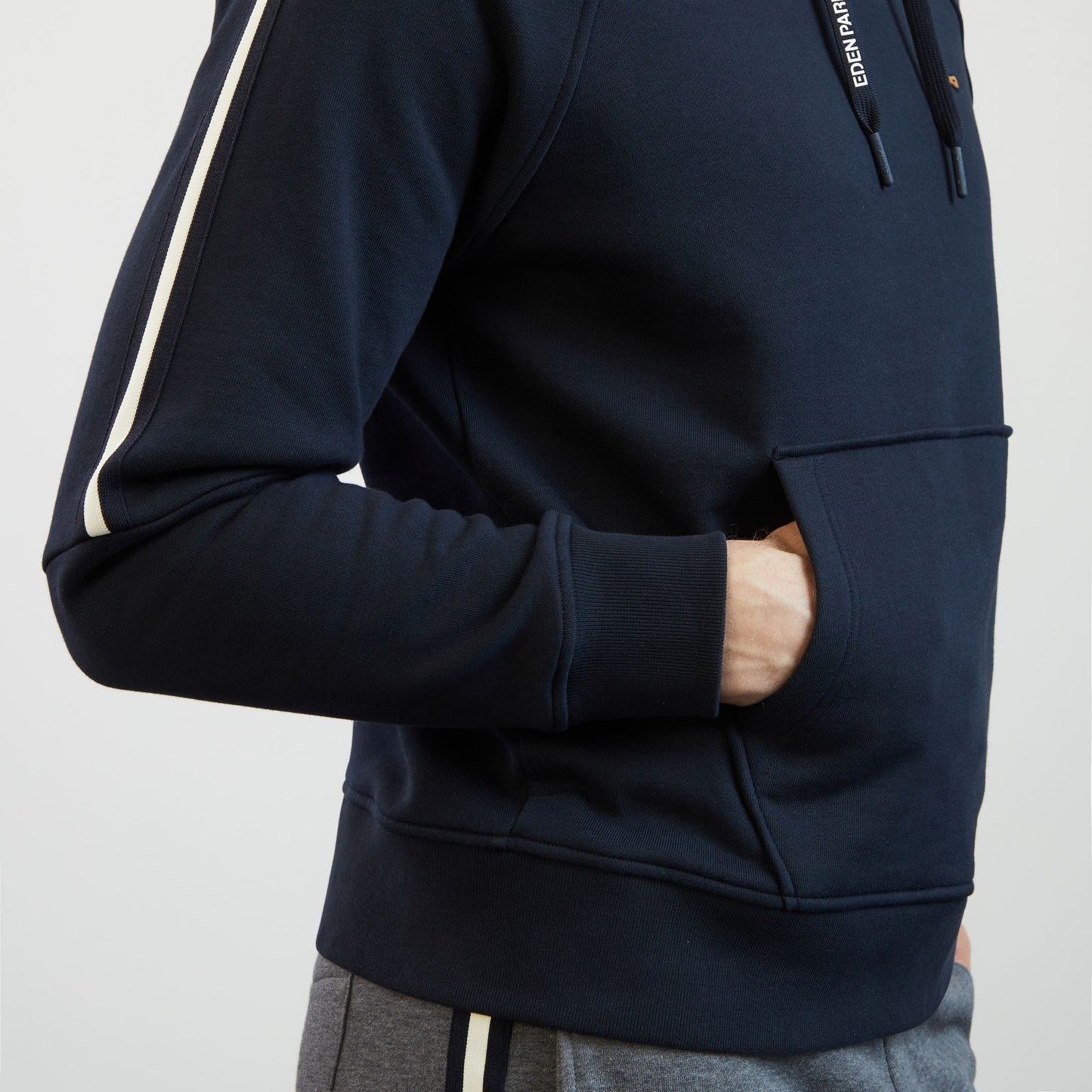 Sweat bleu foncé à capuche détails Eden Park flockés