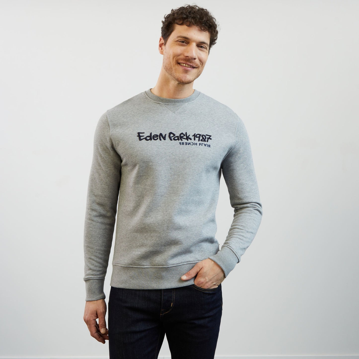 Light grey sweatshirt with embossed Eden Park embroidery