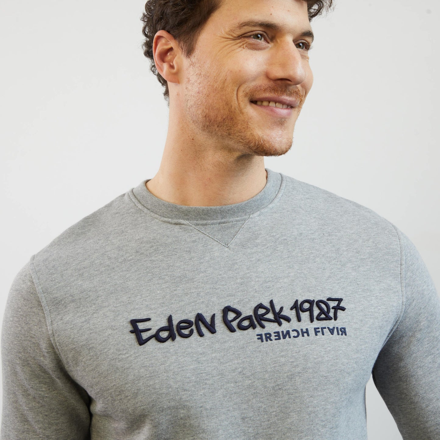 Light grey sweatshirt with embossed Eden Park embroidery