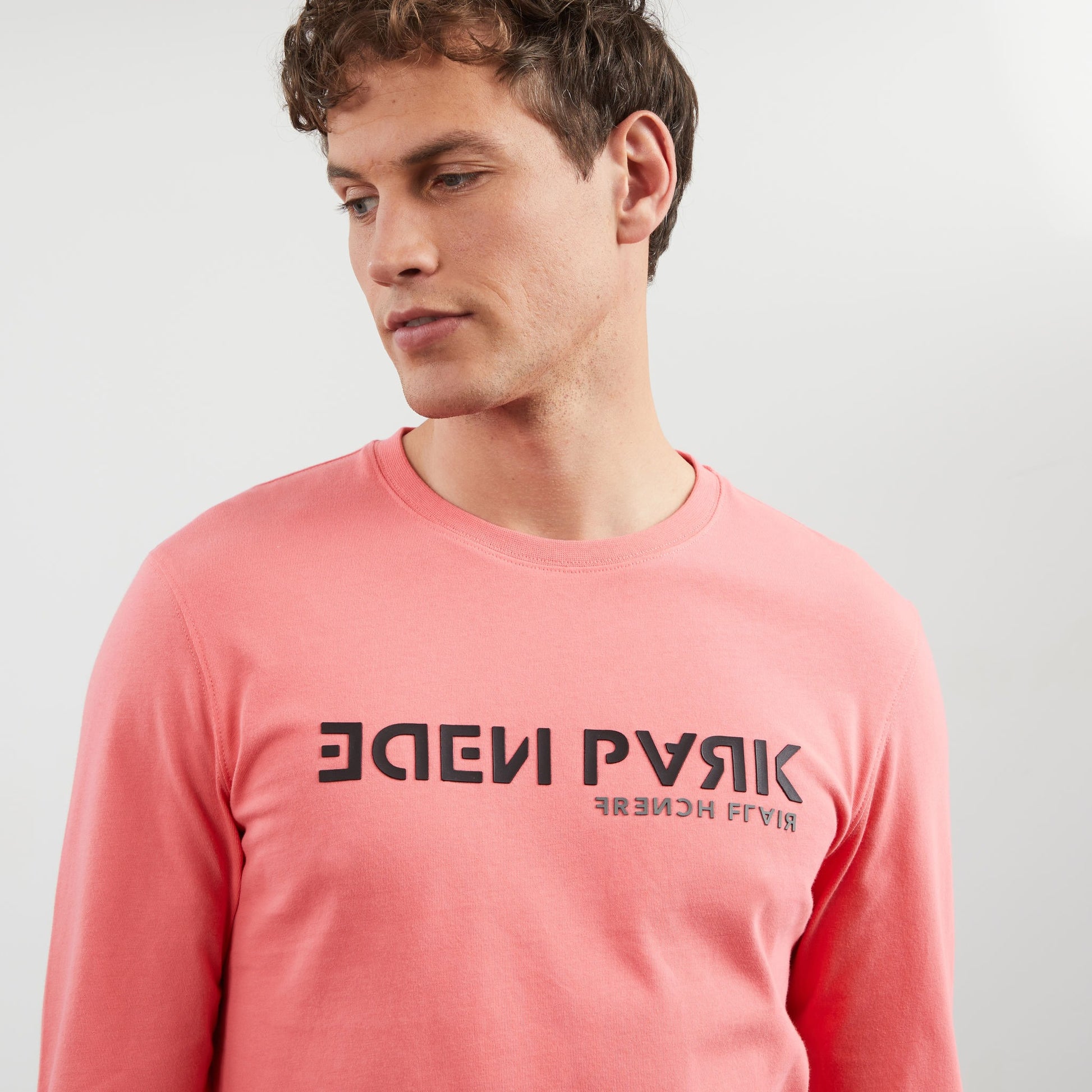 T-shirt rose manches longues à inscriptions flockées relief