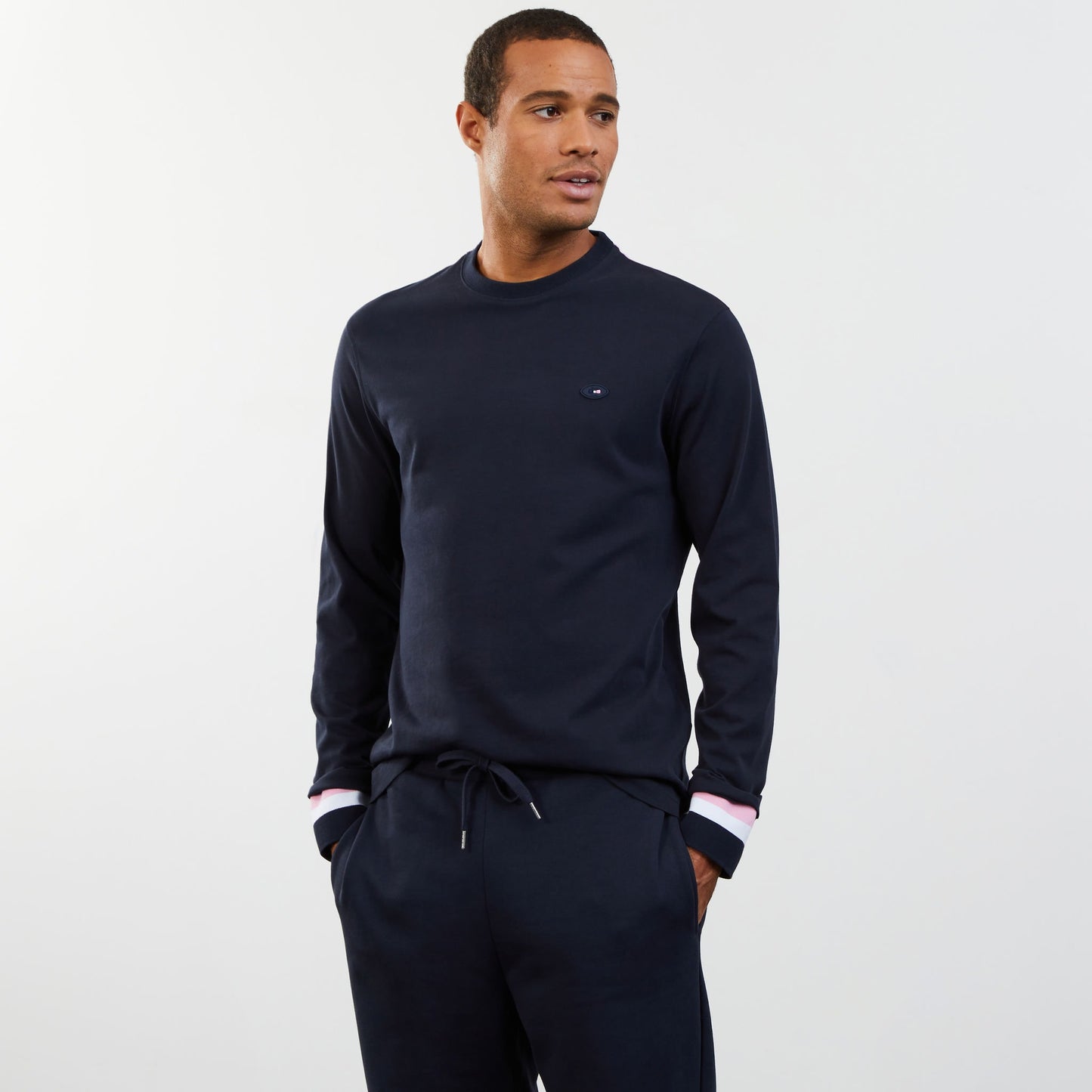 T-shirt colorblock bleu foncé manches longues détails tricolores