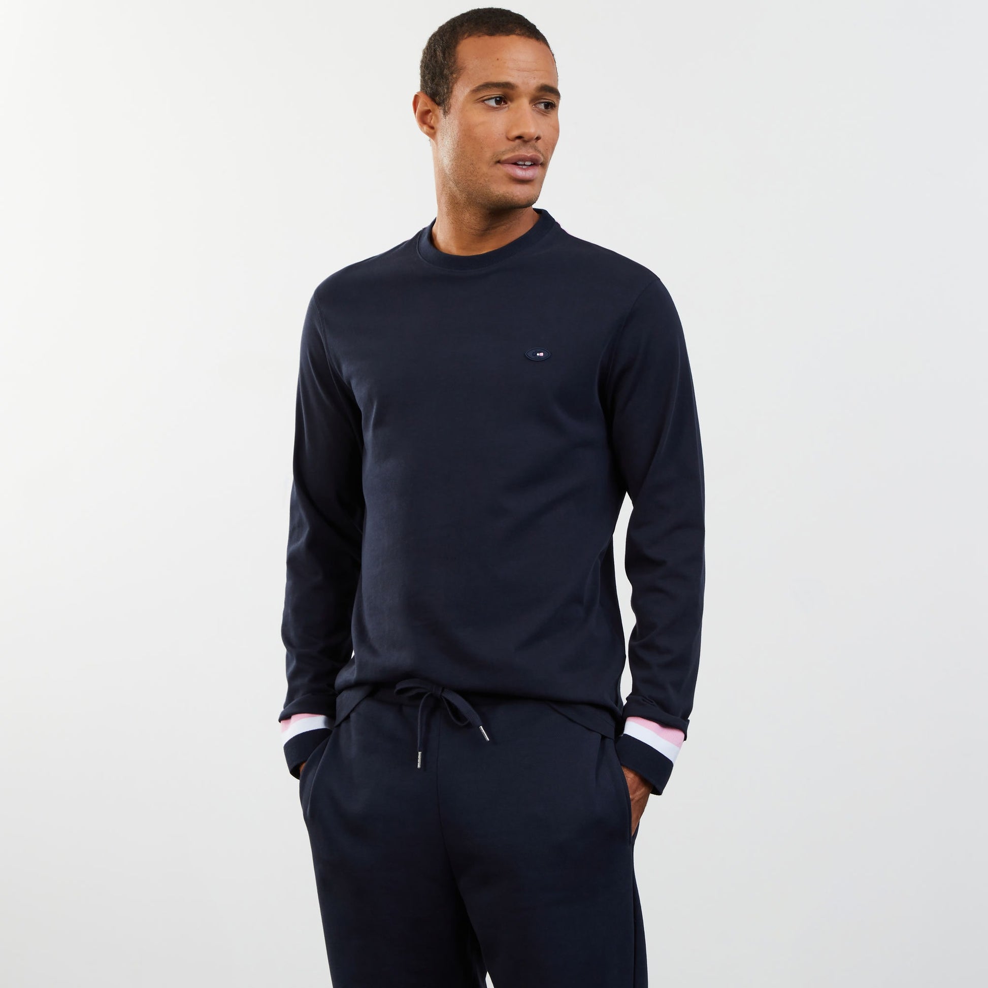 T-shirt colorblock bleu foncé manches longues détails tricolores