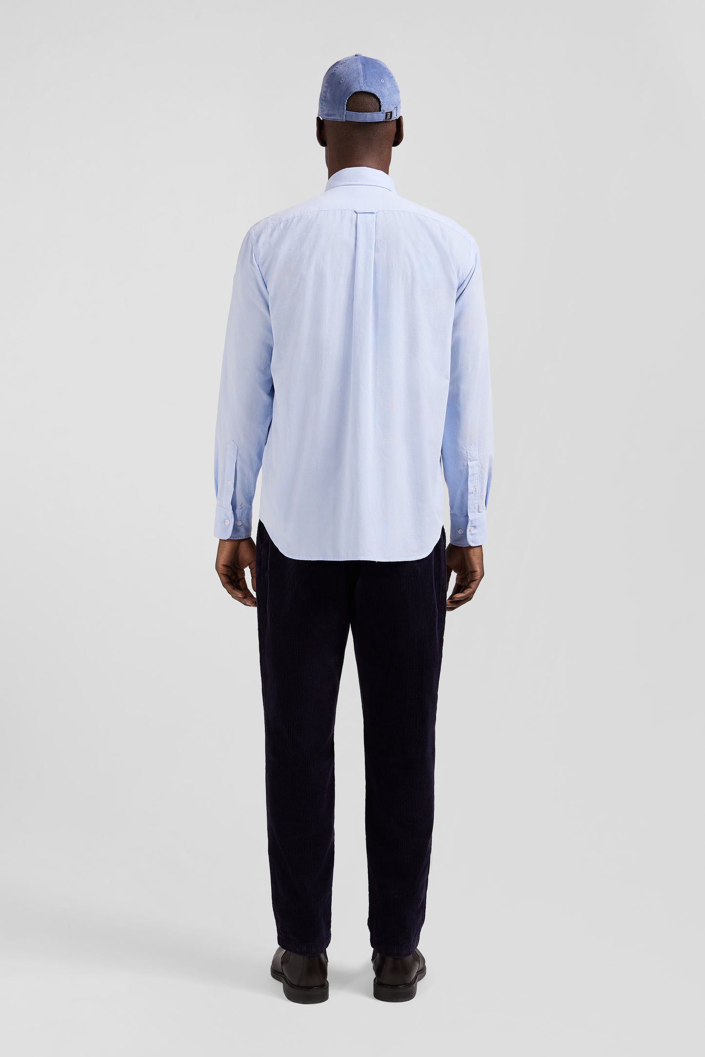 Light-colored corduroy shirt with button-down collar and regular-fit breast pocket