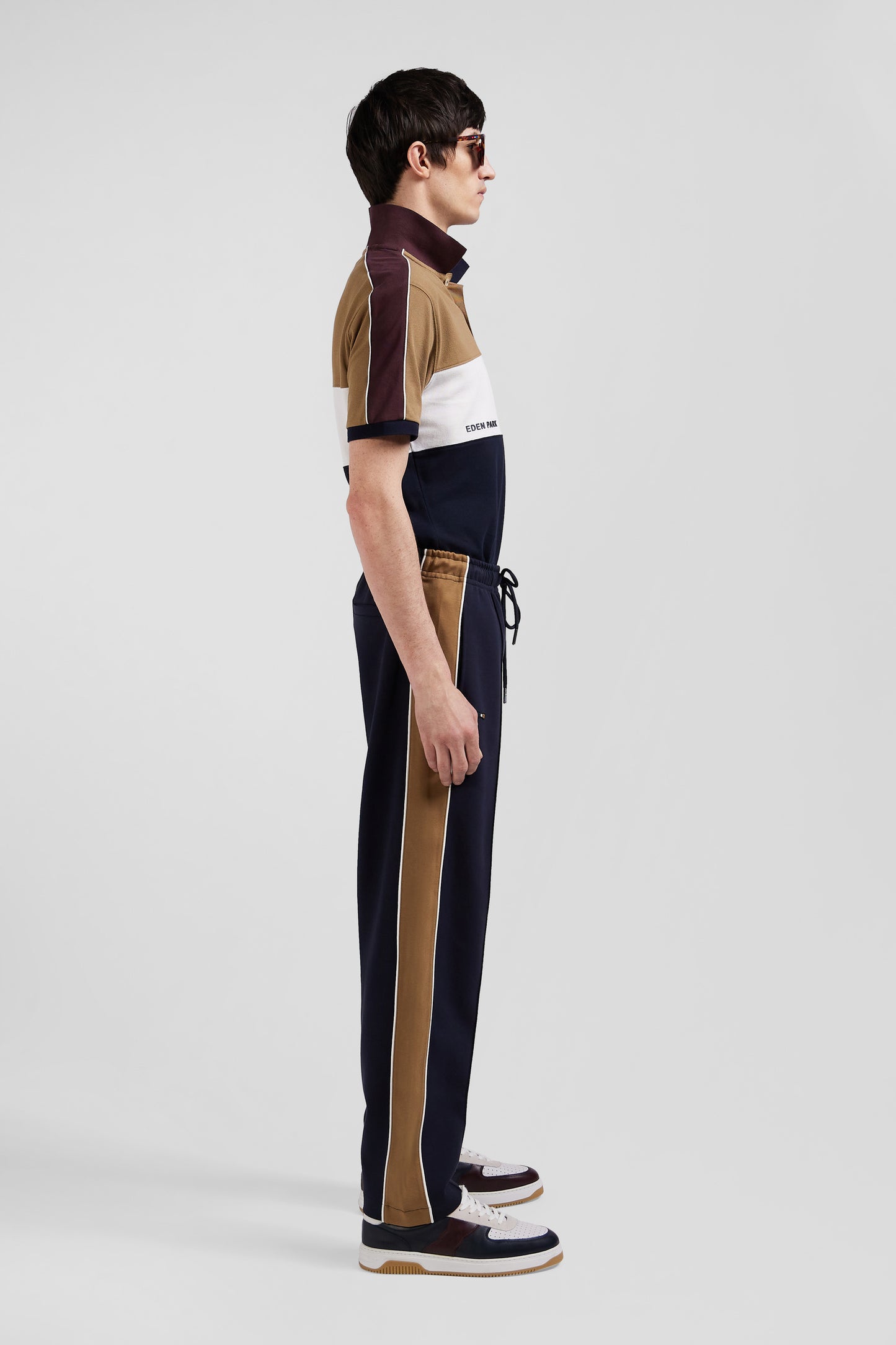 Pantalon jogging en coton mélangé noisette coupe Regular passepoil jambes