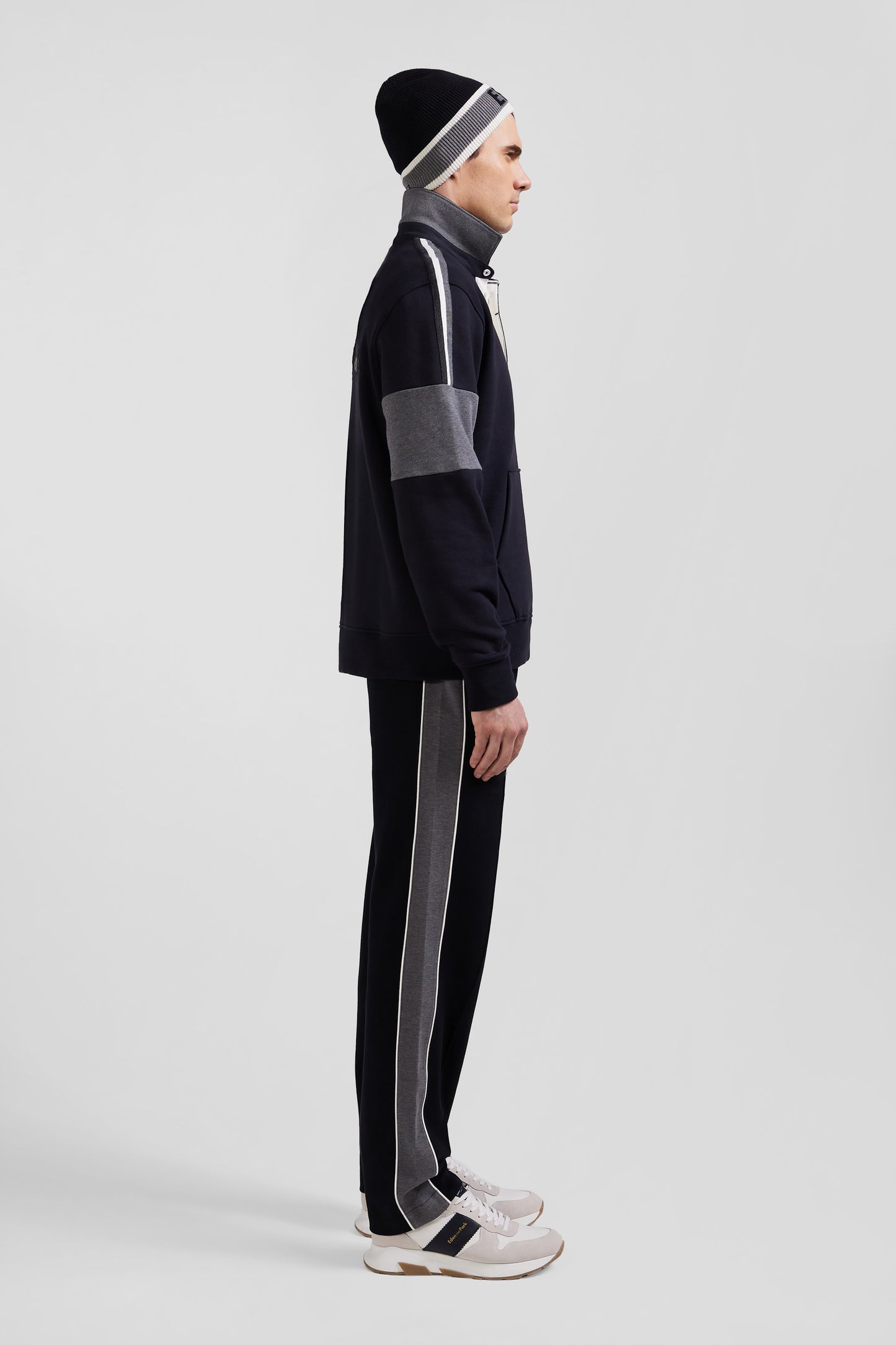 Relaxed black cotton sweatshirt with rugby shirt collar