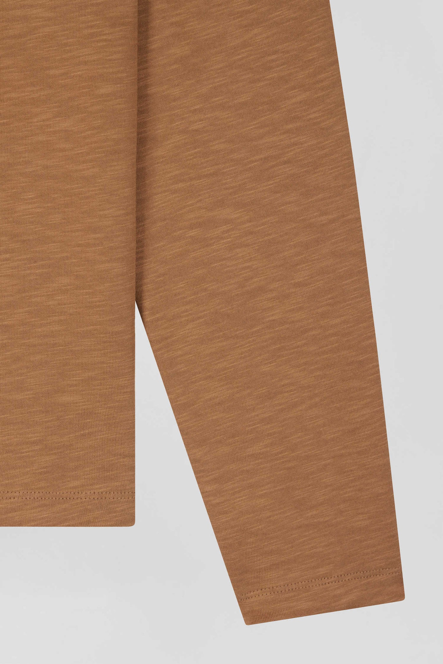 Slim-fit long-sleeved T-shirt in plain hazelnut cotton
