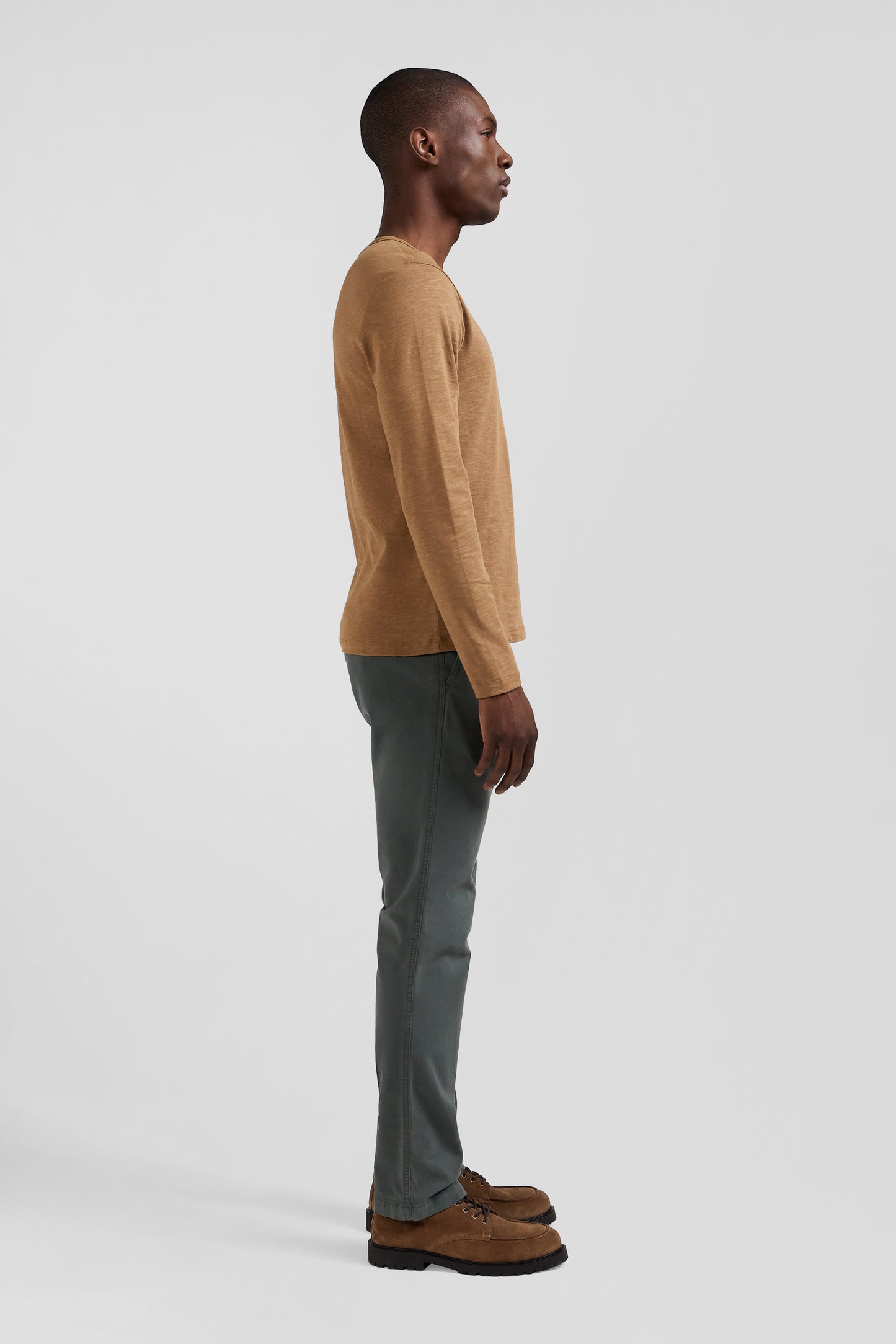 Slim-fit long-sleeved T-shirt in plain hazelnut cotton