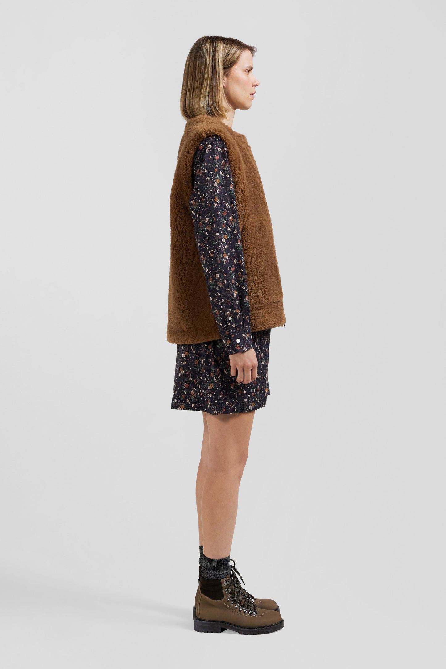 Sleeveless zip-up vest in hazelnut sheepskin Relaxed fit