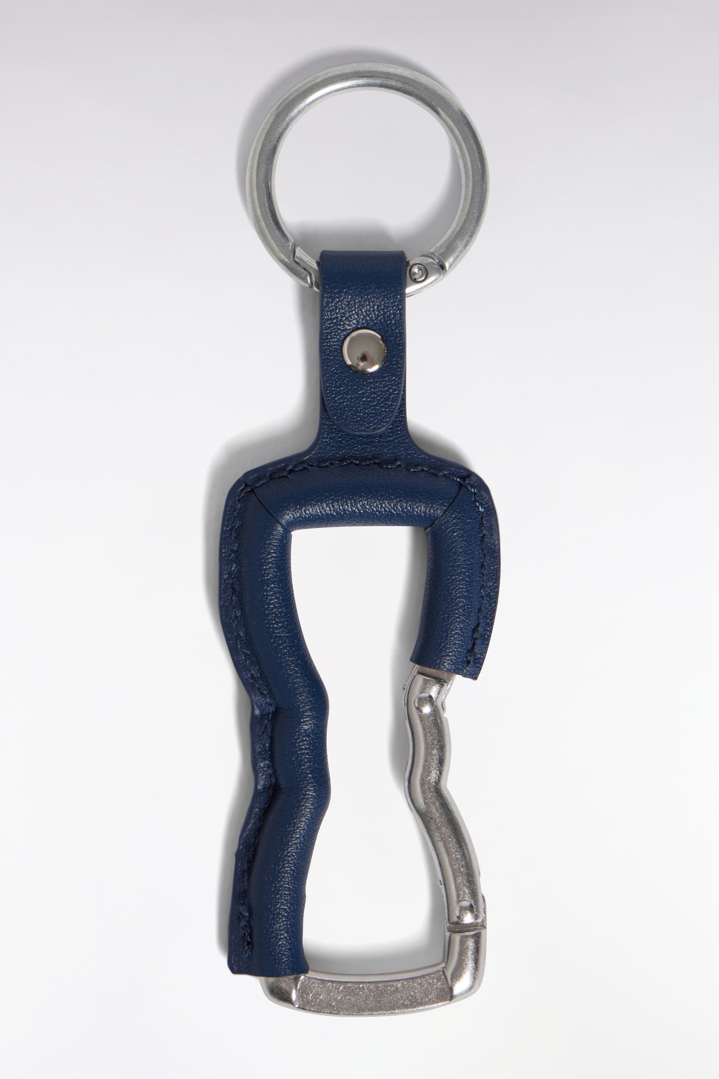 Porte-clé nœud papillon en cuir marine et métal argenté