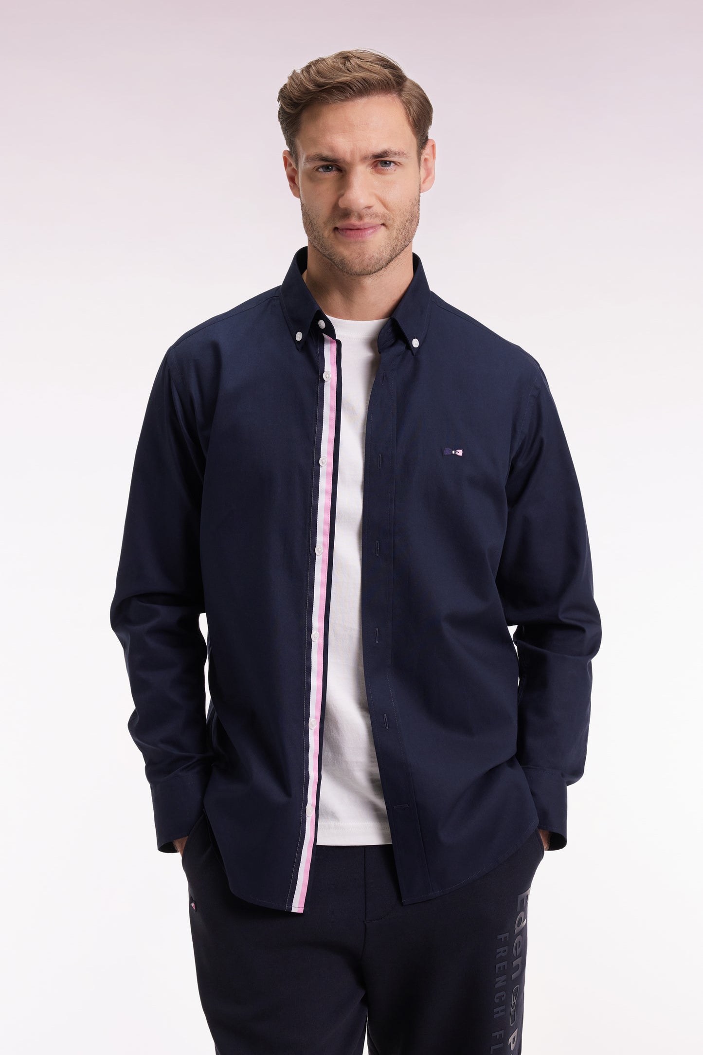 Chemise en coton pinpoint marine broderie dos coupe droite