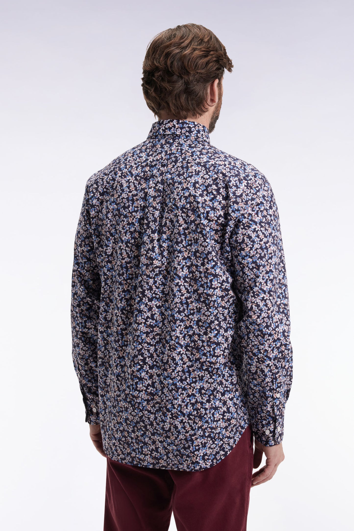 Chemise en popeline de coton à micro-motifs fleurs bleu coupe droite