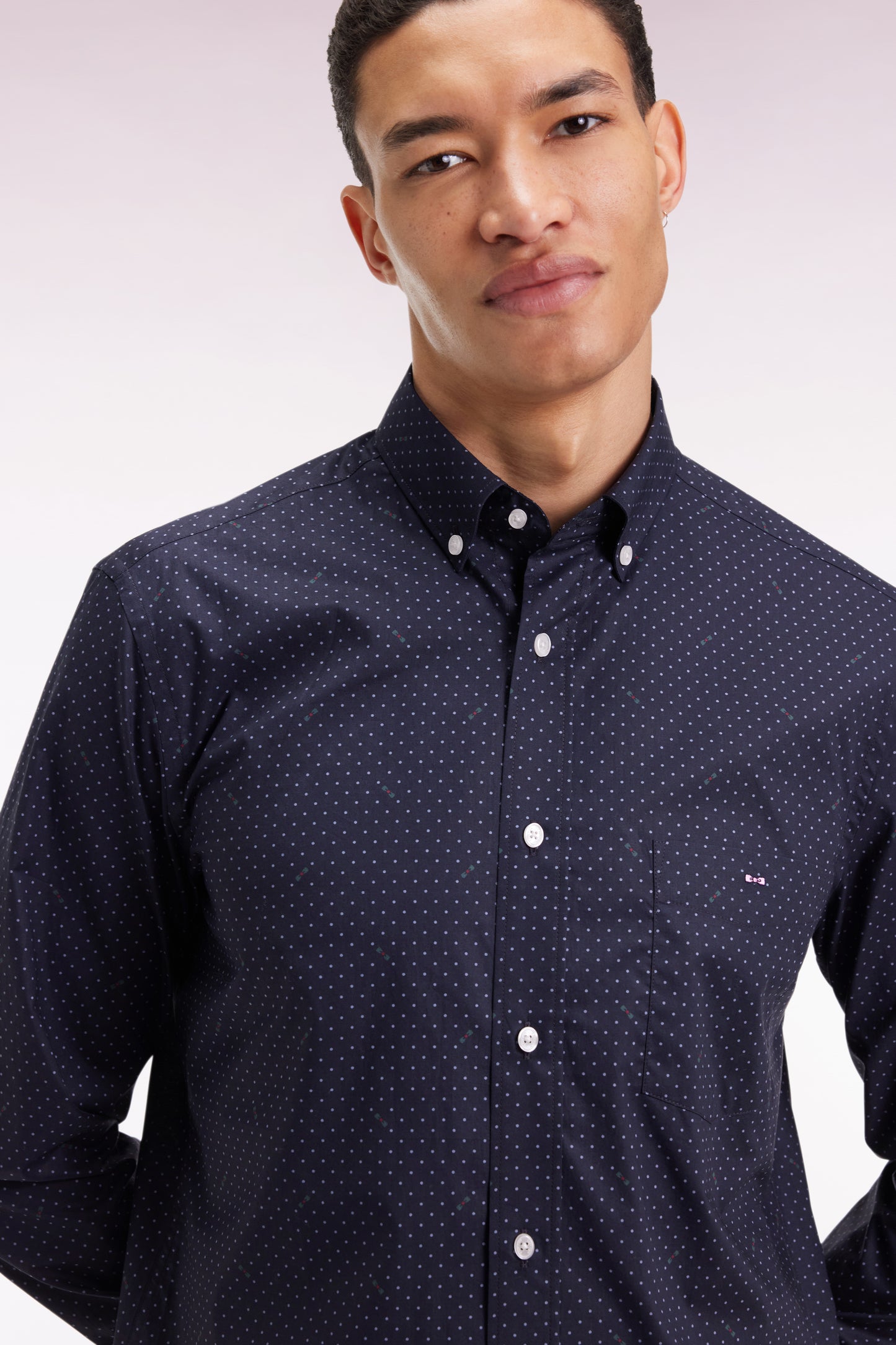 Chemise en coton Pima marine à micro-pois coupe droite