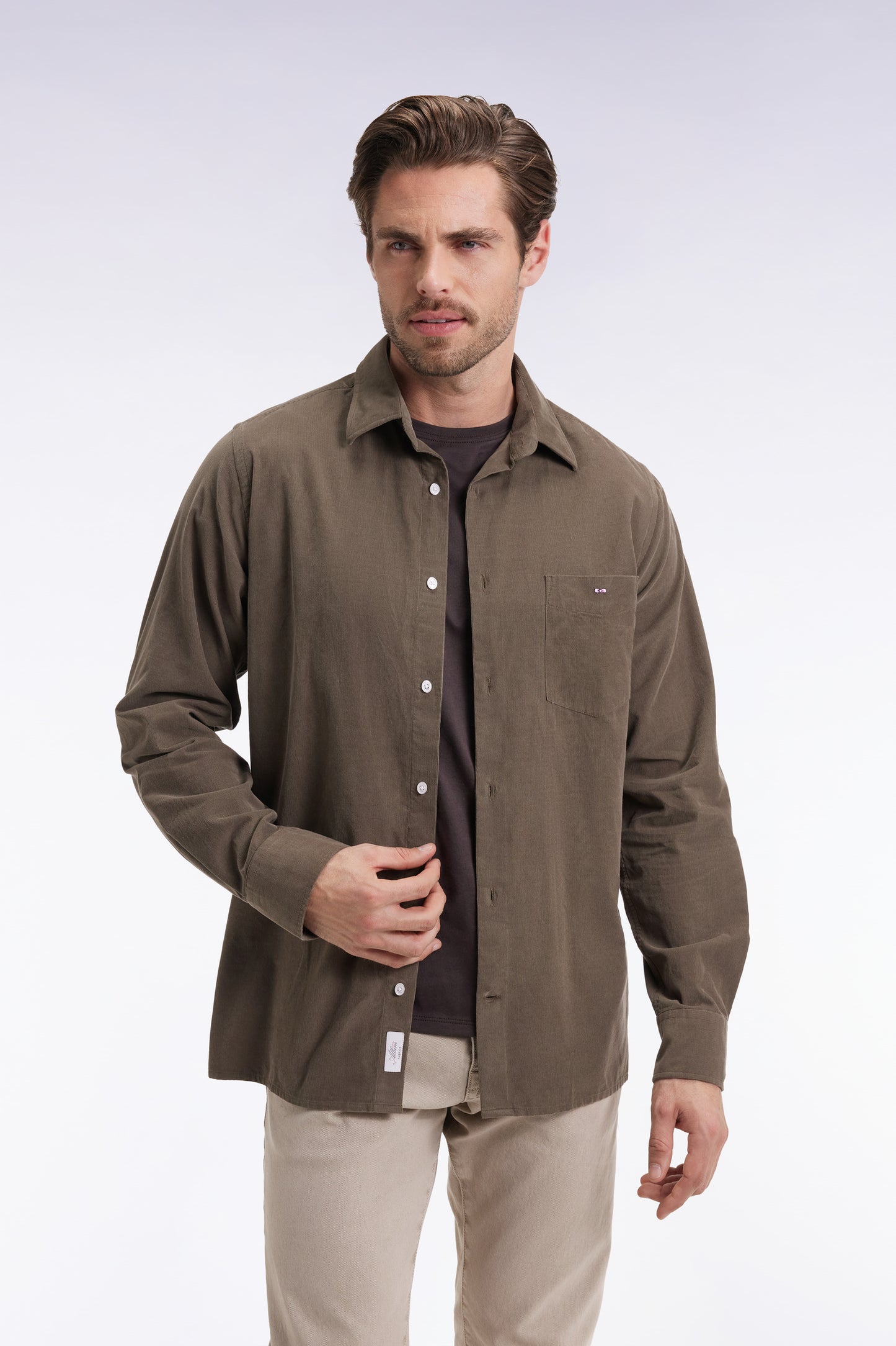 Chemise en velours kaki coupe droite