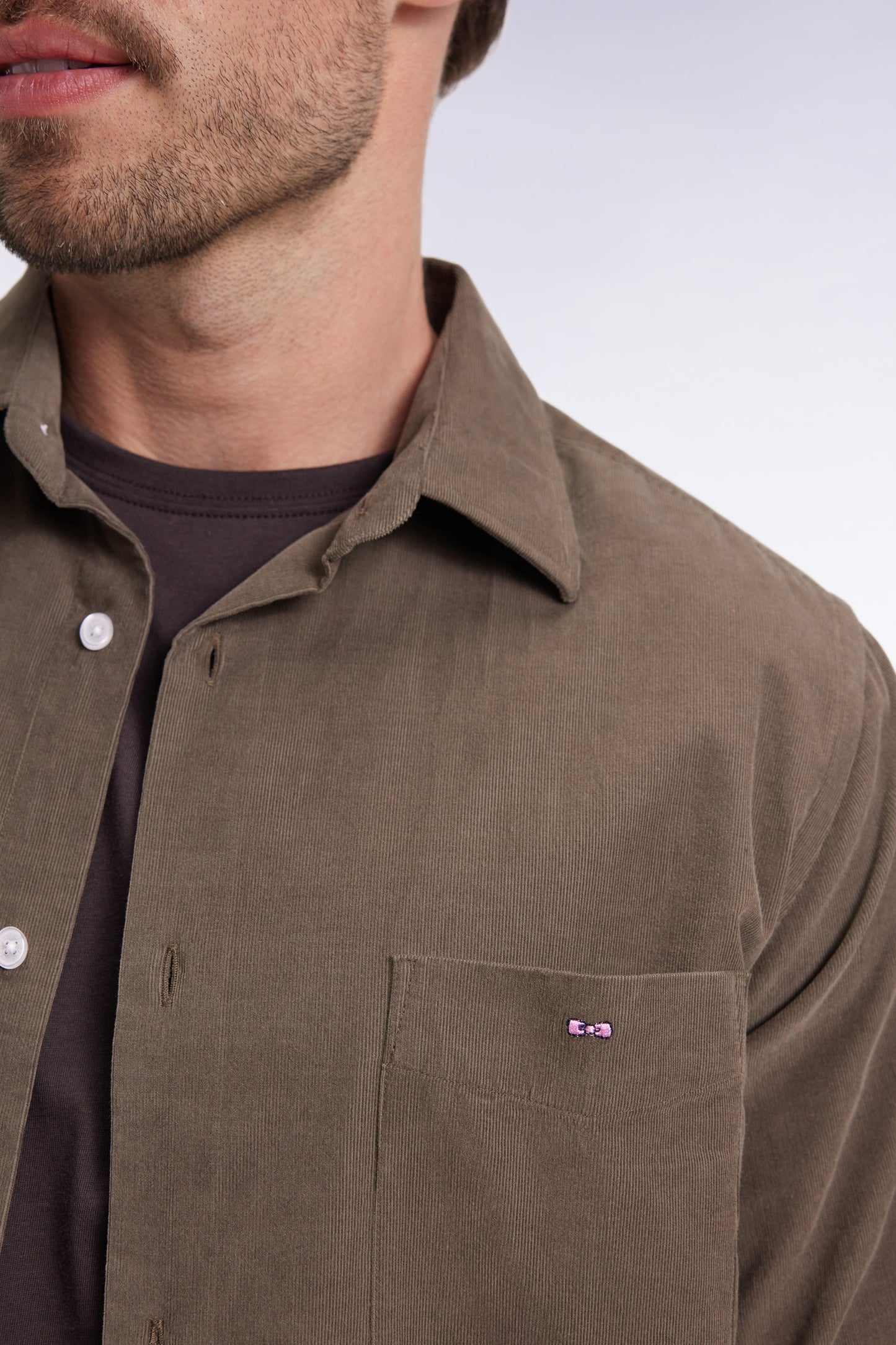 Chemise en velours kaki coupe droite
