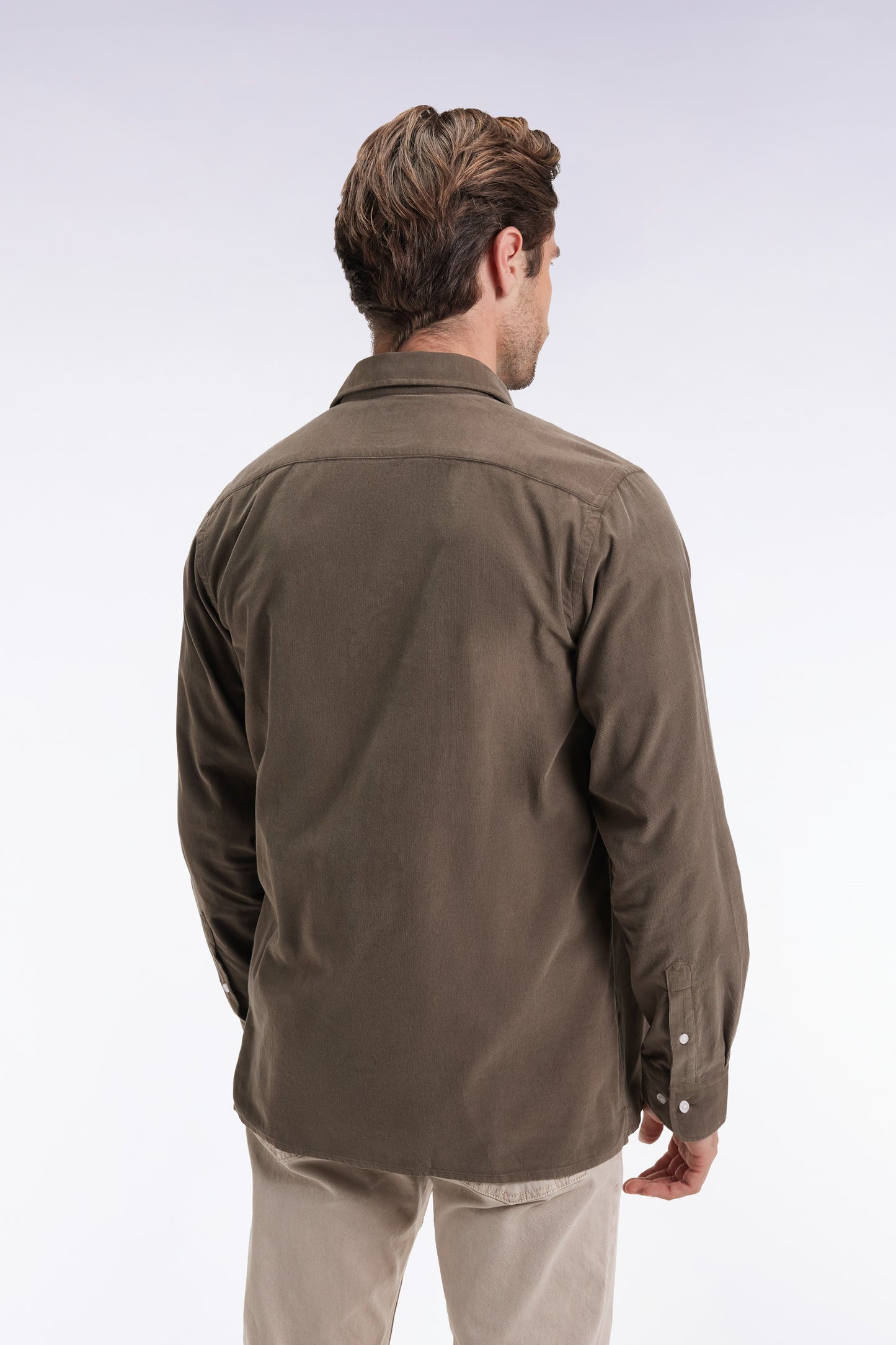 Chemise en velours kaki coupe droite