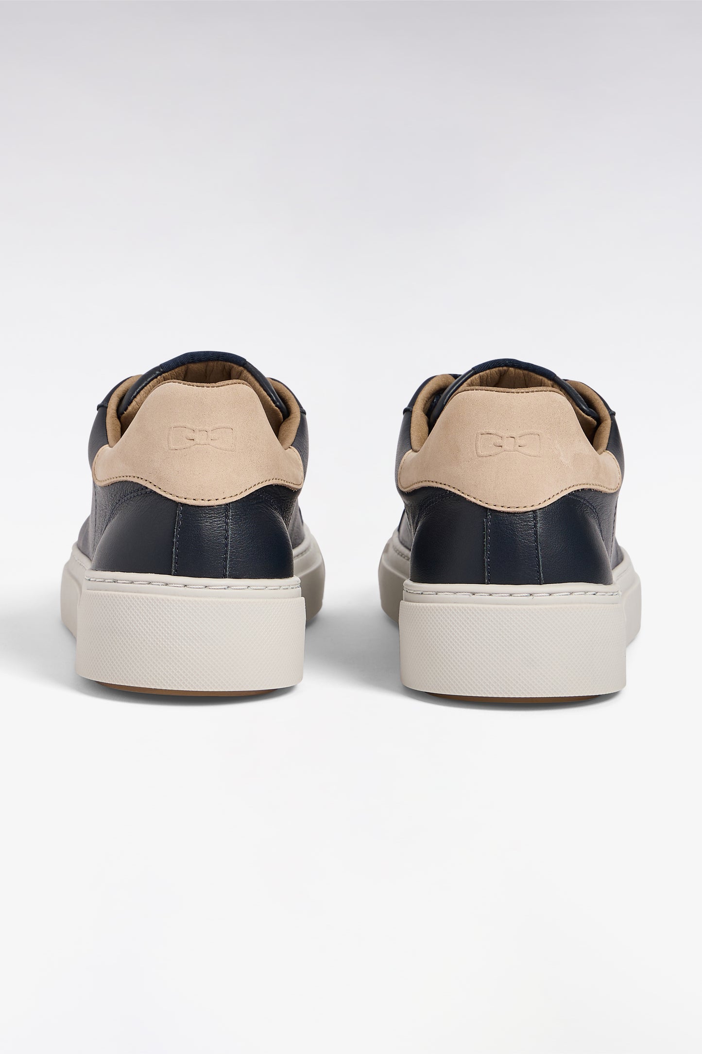 Baskets basses bimatières en cuir marine et cuir suédé sable