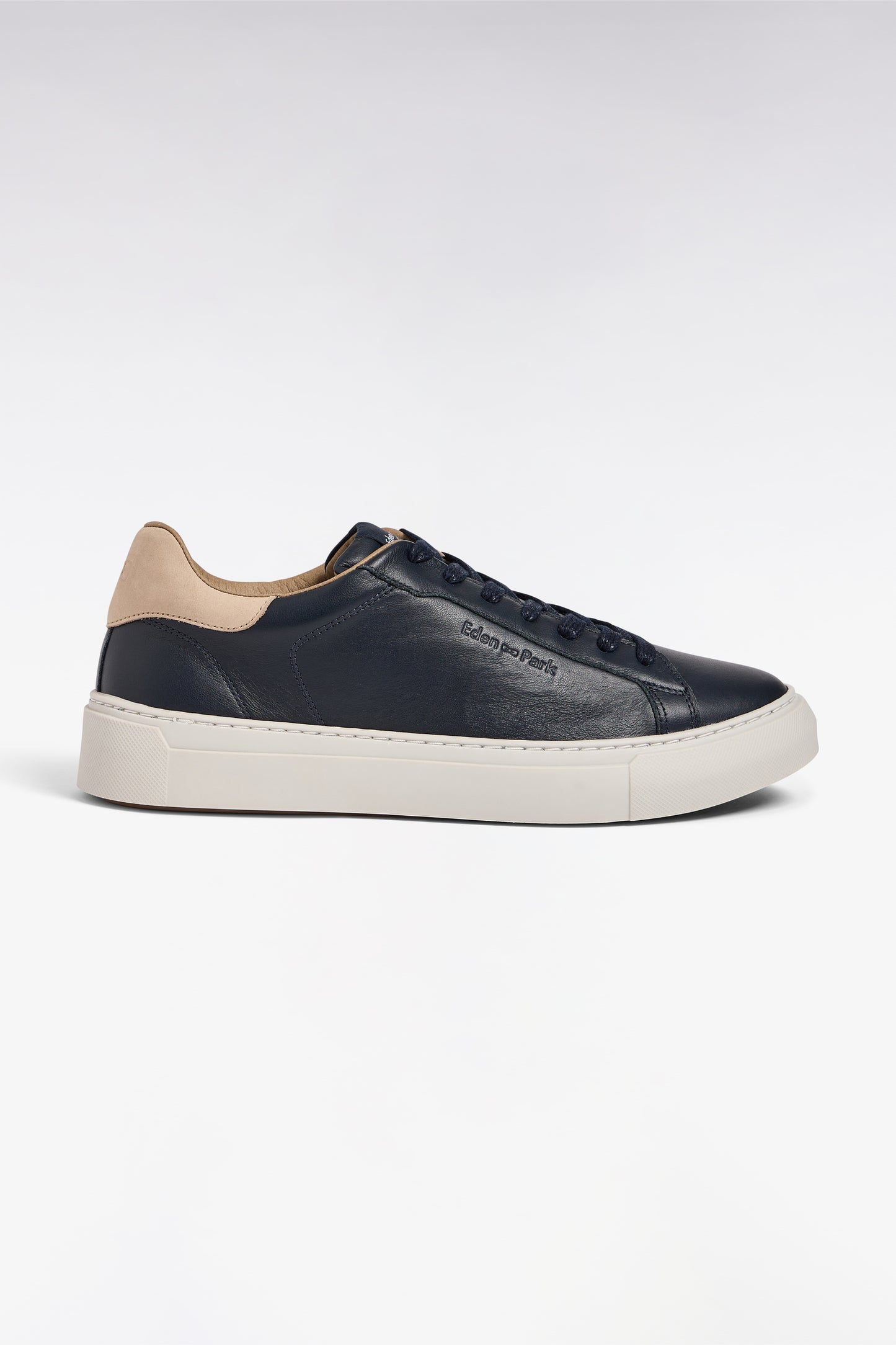 Baskets basses bimatières en cuir marine et cuir suédé sable