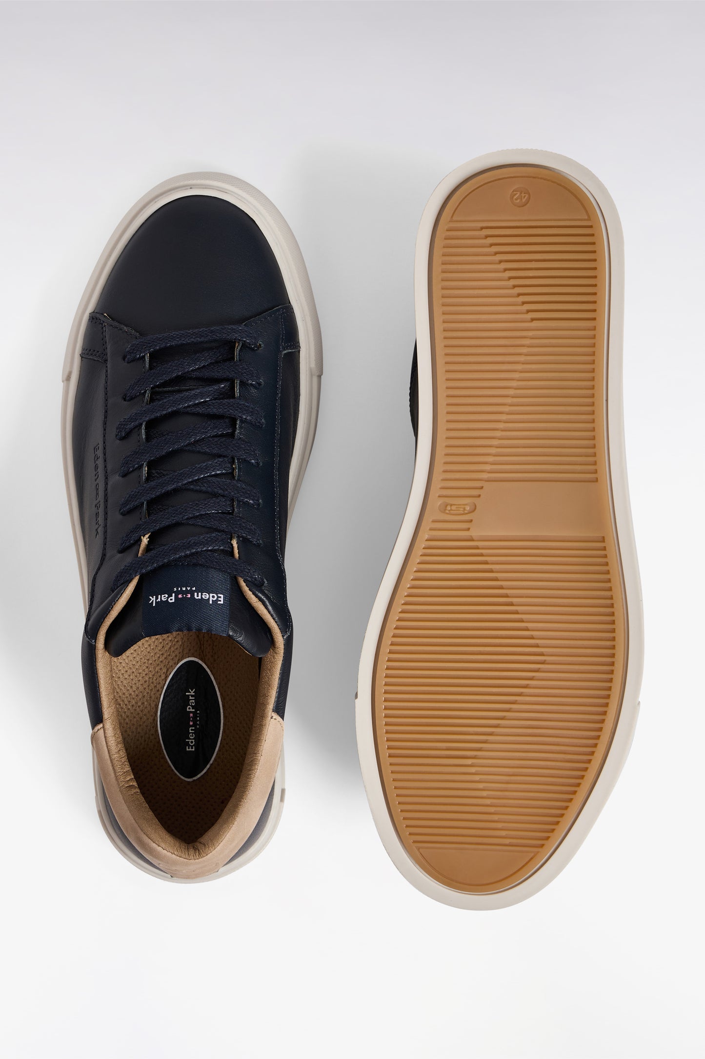 Baskets basses bimatières en cuir marine et cuir suédé sable
