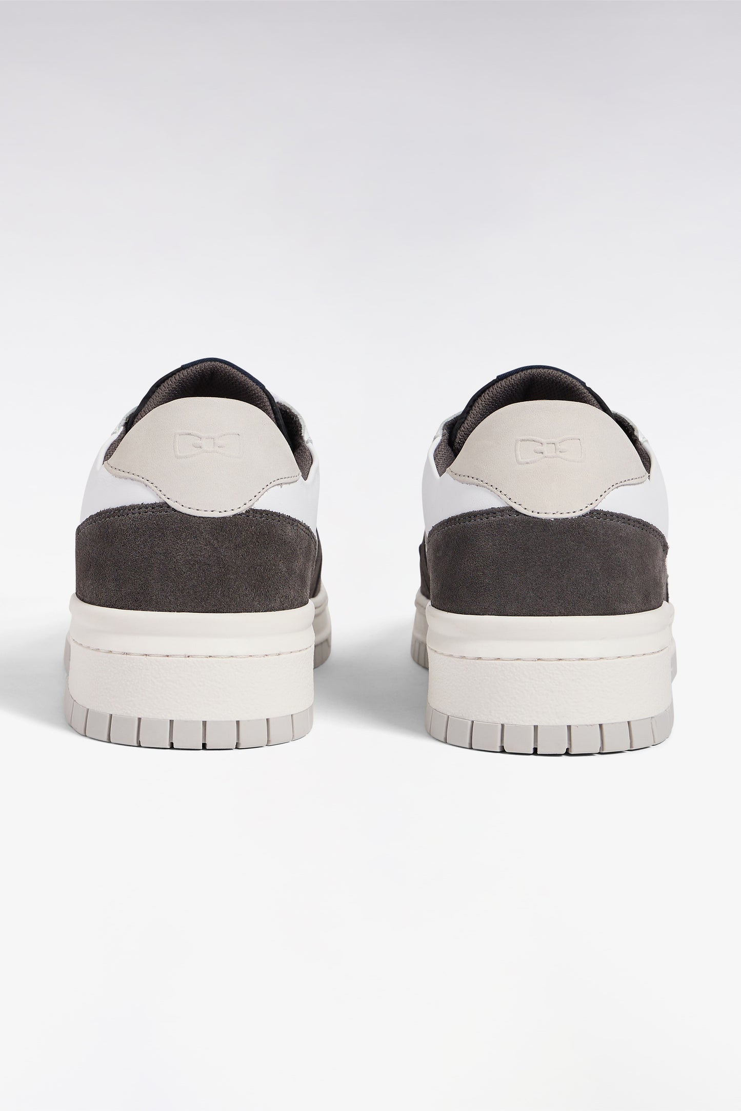 Sneakers bimatières en cuir lisse blanc et cuir suédé marron