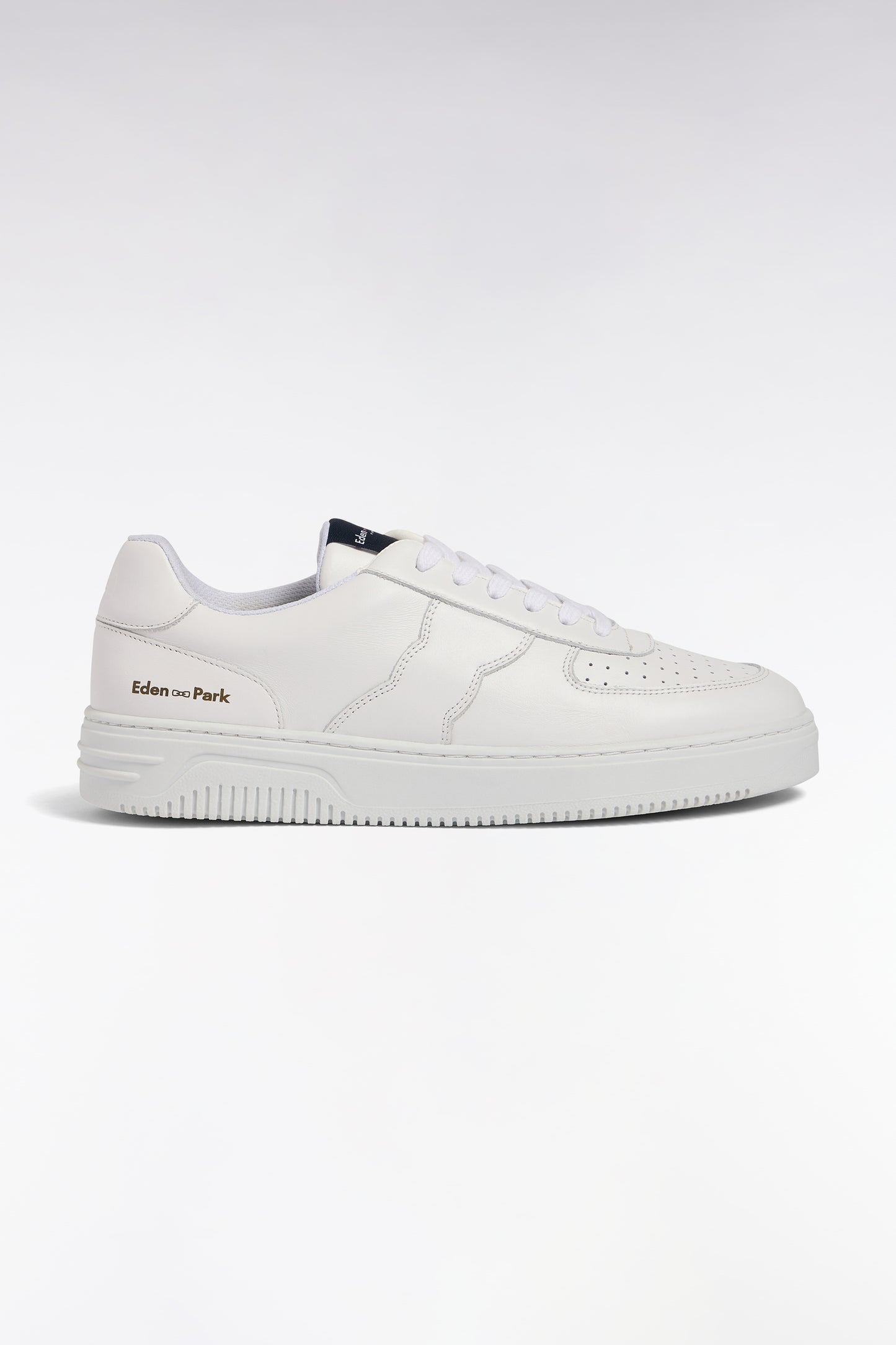 Sneakers en cuir blanches languette marine siglée