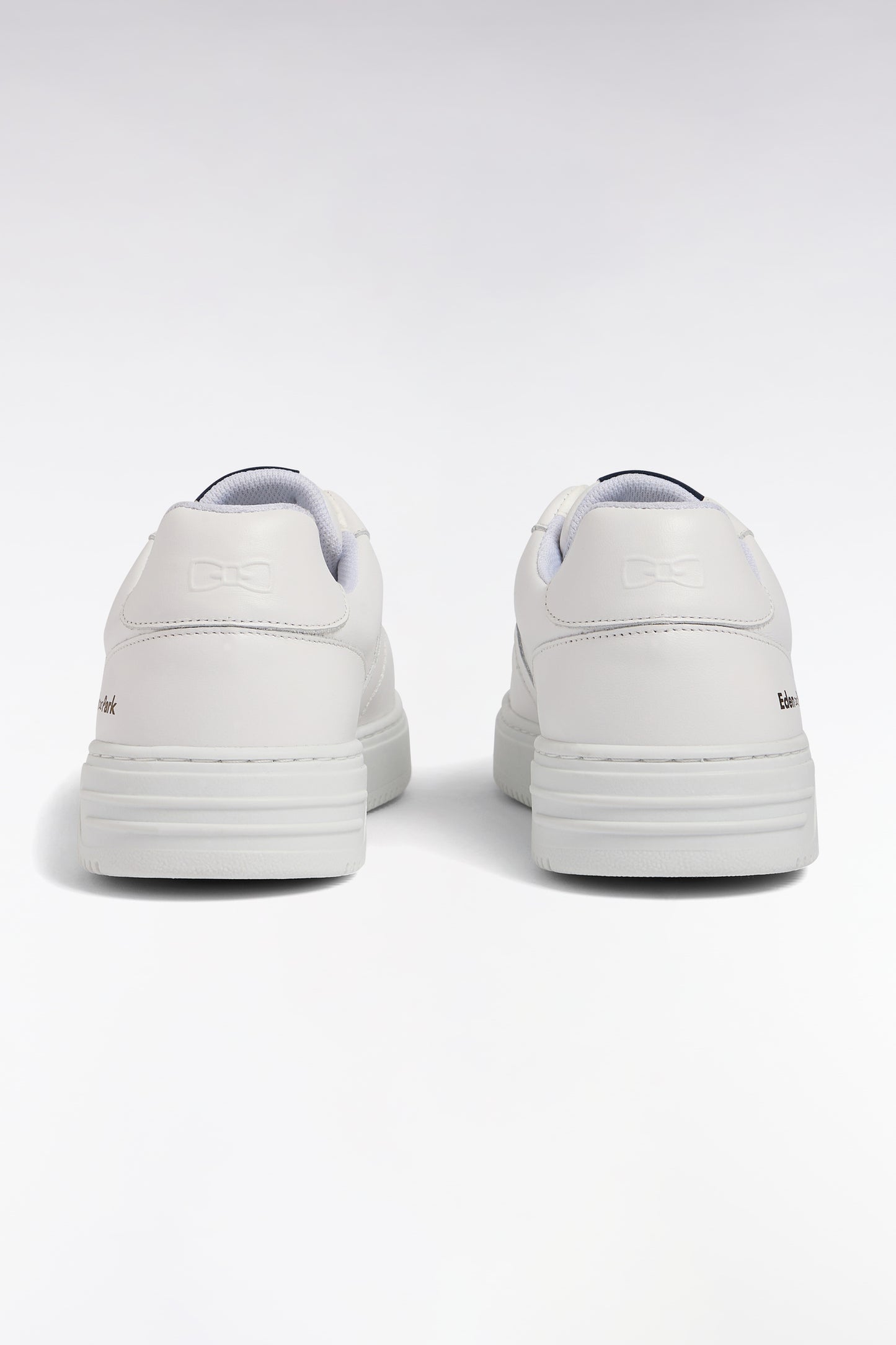 Sneakers en cuir blanches languette marine siglée