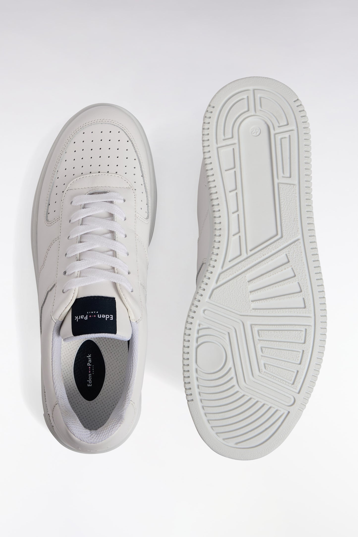Sneakers en cuir blanches languette marine siglée