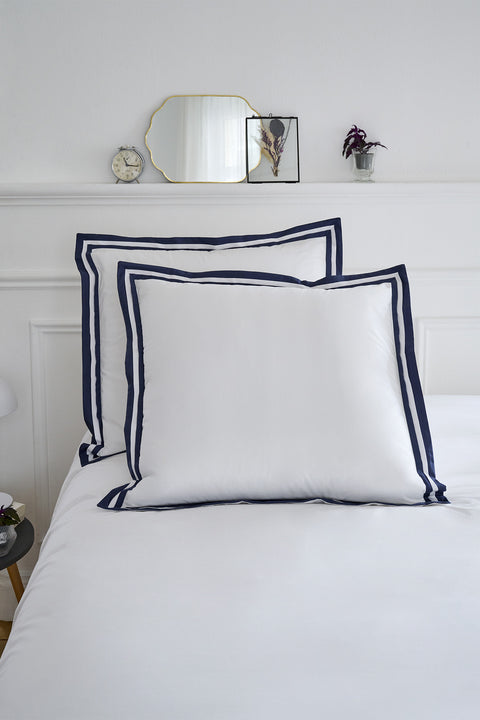 Lot de taies d'oreillers carrées en coton blanc à bordure marine - Image 1