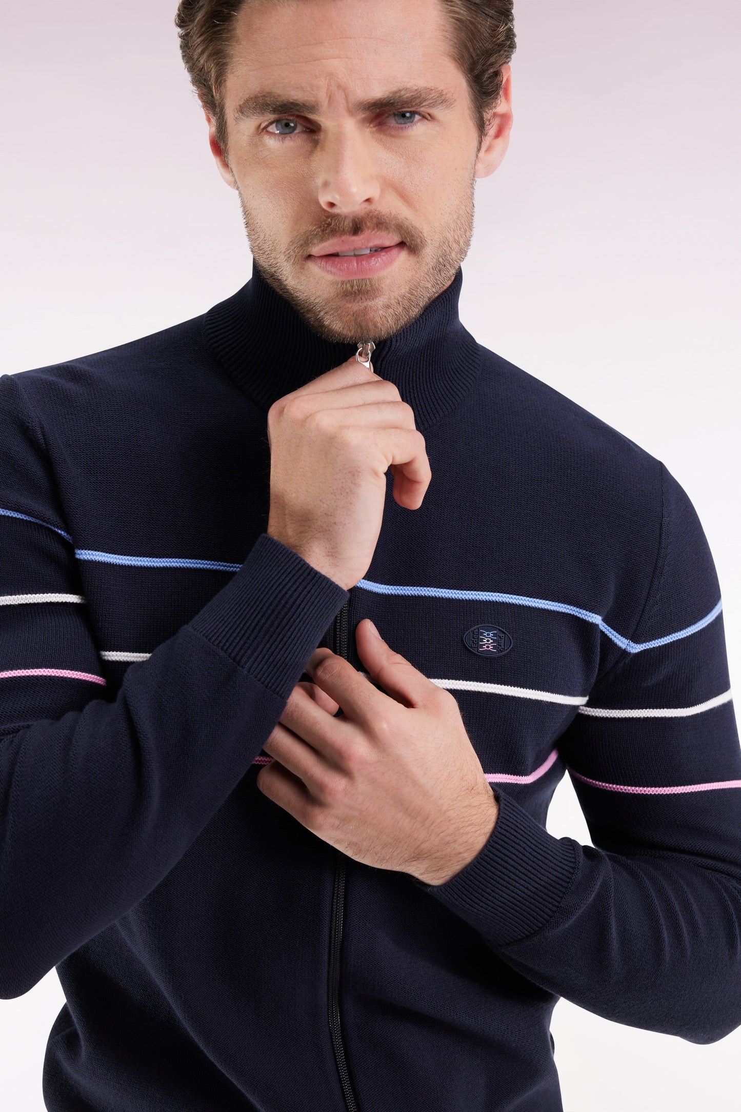 Cardigan zippé en coton marine à liserés colorés coupe droite