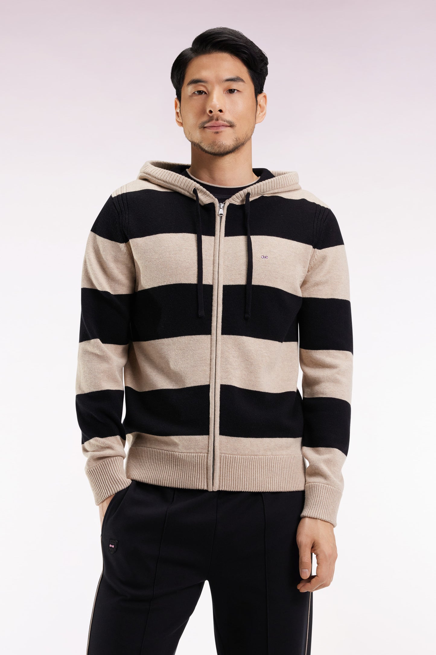 Pull à capuche zippé en laine et coton rayé marine et beige coupe droite