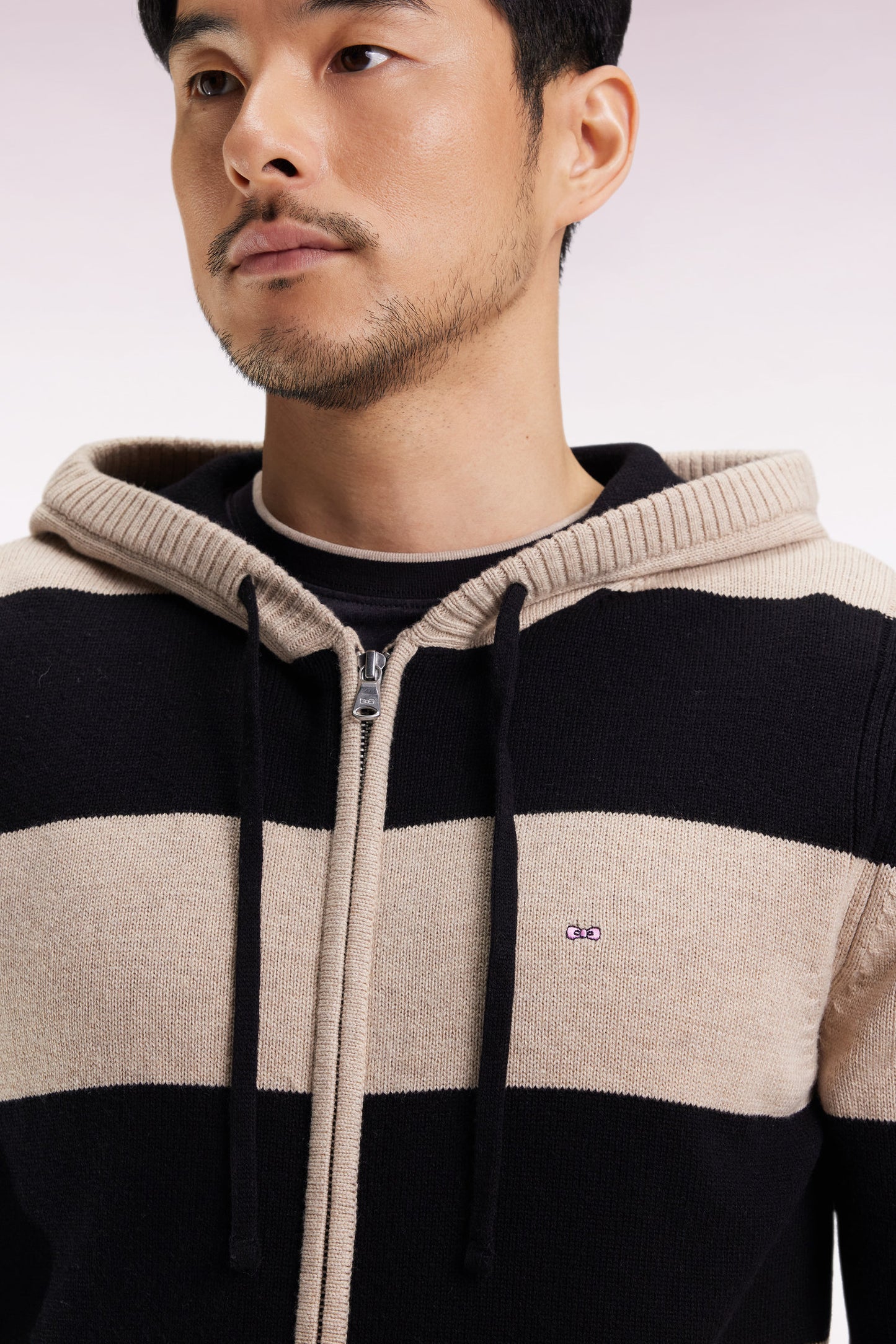 Pull à capuche zippé en laine et coton rayé marine et beige coupe droite