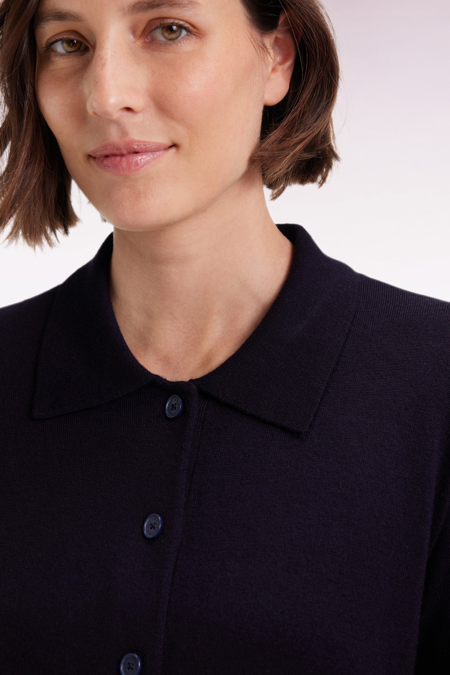 Cardigan à col classique en laine mérinos marine coupe droite