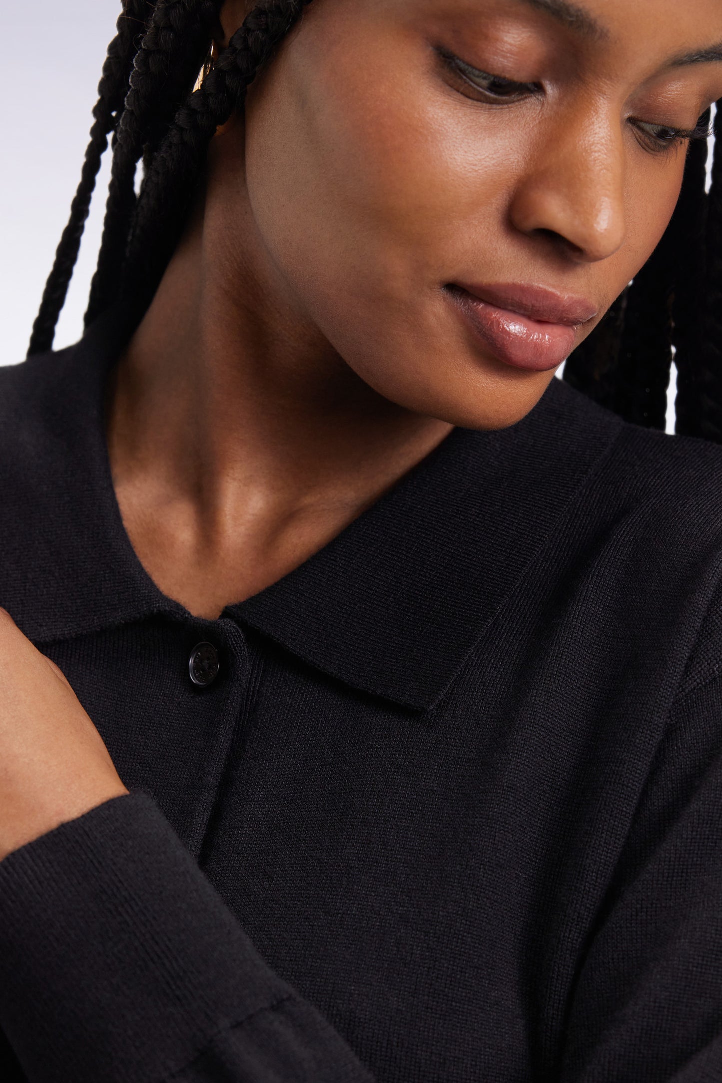 Cardigan à col classique en laine mérinos noire coupe droite
