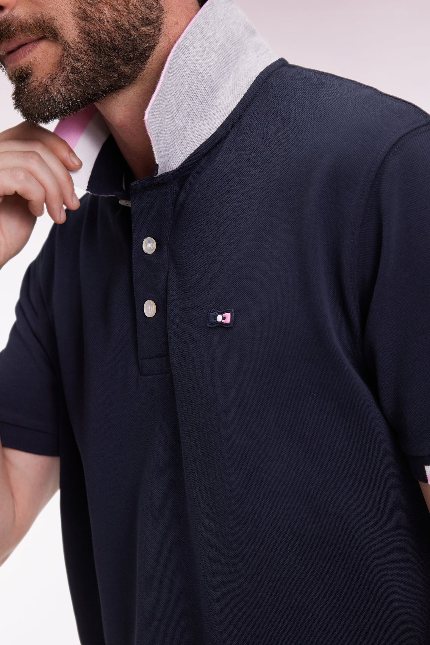 Polo manches courtes en coton marine détails tricolores coupe ample
