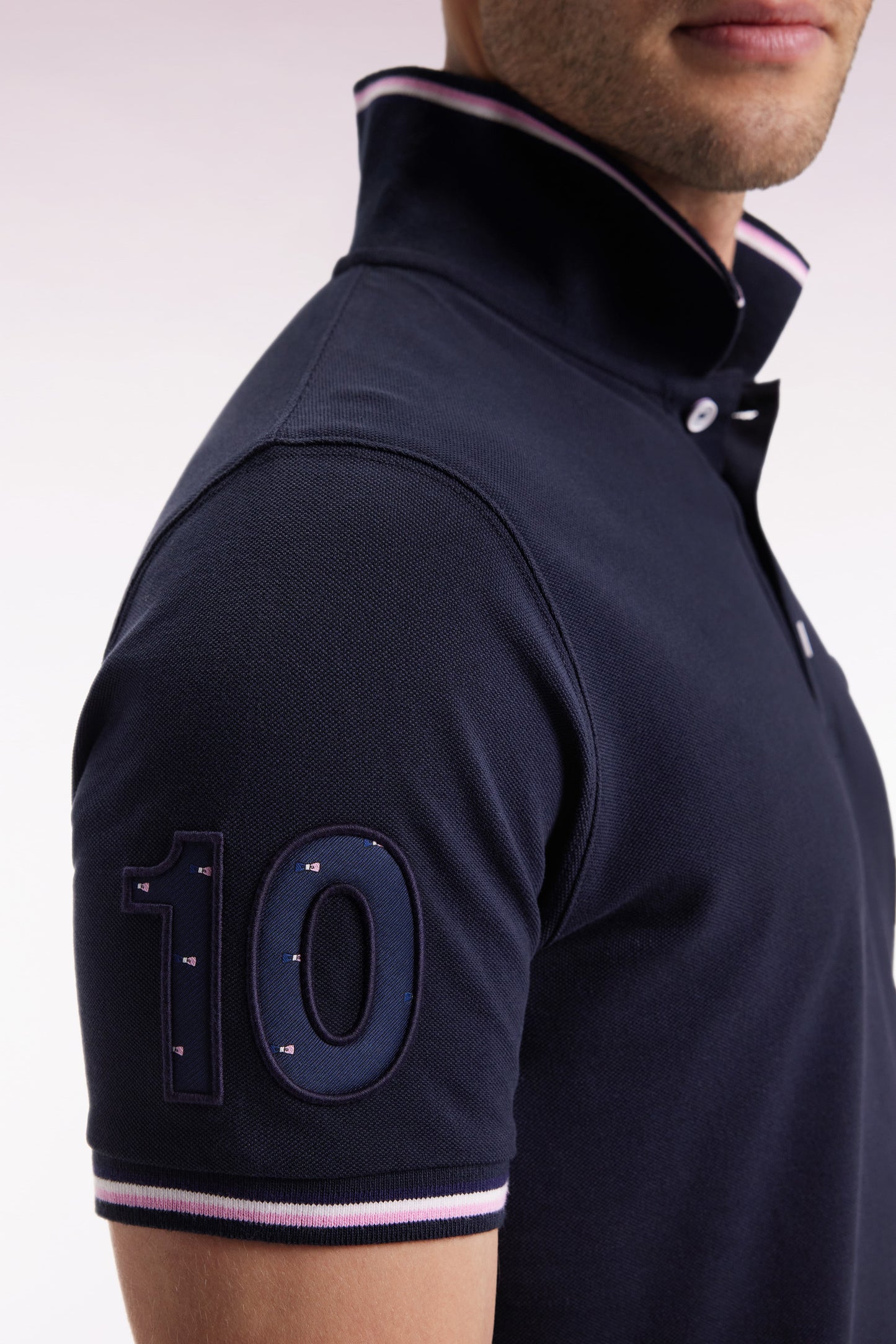 Polo manches courtes marine finitions tricolores coupe droite