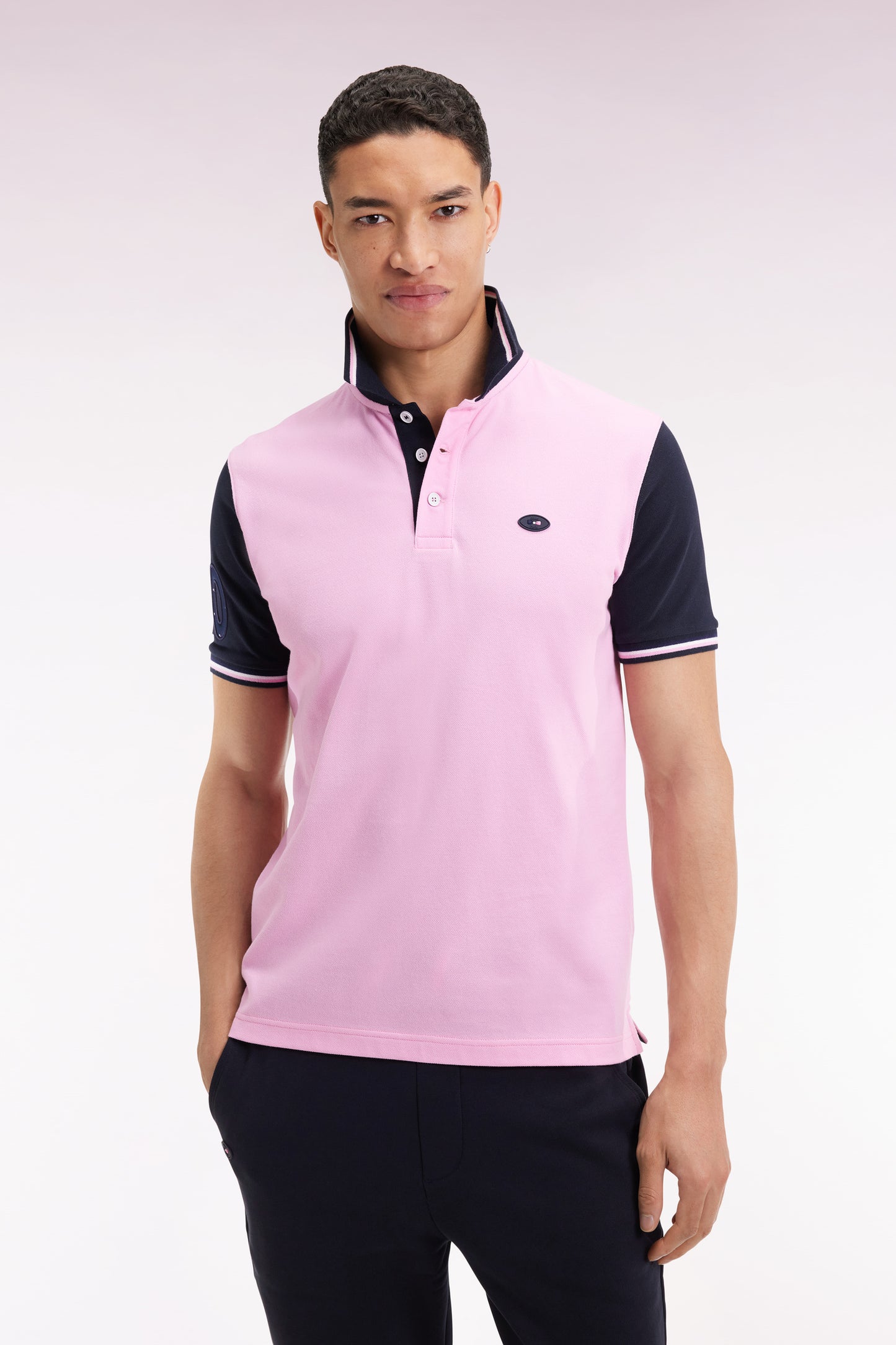 Polo manches courtes rose et marine finitions tricolores coupe droite